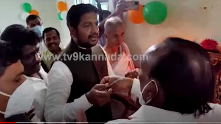 ಕಟ್ಟಡವೊಂದನ್ನು ಉದ್ಘಾಟಿಸಲು ಶಾಲಾ ಮಕ್ಕಳಂತೆ ಕಚ್ಚಾಡಿದರು ಸಚಿವ ಎಮ್ಟಿಬಿ ನಾಗರಾಜ್ ಮತ್ತು ಶಾಸಕ ಶರತ್ ಬಚ್ಚೇಗೌಡ! ಕಟ್ಟಡವೊಂದನ್ನು ಉದ್ಘಾಟಿಸಲು ಶಾಲಾ ಮಕ್ಕಳಂತೆ ಕಚ್ಚಾಡಿದರು ಸಚಿವ ಎಮ್ಟಿಬಿ ನಾಗರಾಜ್ ಮತ್ತು ಶಾಸಕ ಶರತ್ ಬಚ್ಚೇಗೌಡ!