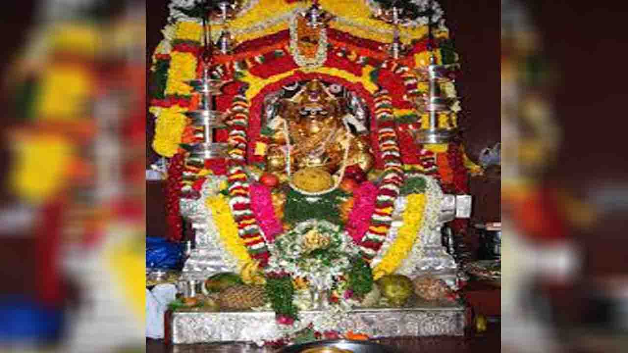 ಆಂಧ್ರಪ್ರದೇಶದ ಗಣಪತಿ ದೇವಸ್ಥಾನ(Andhra Pradesh Ganesh Temple): ಆಂಧ್ರಪ್ರದೇಶದಲ್ಲಿರುವ ಈ ಗಣೇಶನ ದೇವಾಲಯವು ಪರ್ವತದ ಮಡಿಲಲ್ಲಿದೆ. ಸುಮಾರು 350 ವರ್ಷಗಳ ಹಿಂದೆ ವಿನಾಯಕ ಚತುರ್ಥಿ ಪೌಷ ಮಾಸದ ಶುಕ್ಲ ಚತುರ್ಥಿಯ ದಿನ ಗಣಪತಿ ಭಕ್ತನೊಬ್ಬ ವಿನಾಕಾರಣ ಪೂಜೆ ಮಾಡಿ ಜೈ ಸಿದ್ಧಿ ವಿನಾಯಕ ಎಂದು ನೆಲದ ಮೇಲೆ ಕೈ ಹಾಕಿದ ಎಂಬ ಪ್ರತೀತಿ ಇದೆ. ಆ ಕ್ಷಣವೇ ಸಿದ್ಧಿ ವಿನಾಯಕನ ವಿಗ್ರಹವು ಇಲ್ಲಿ ಕಾಣಿಸಿಕೊಂಡಿತು ಎಂದು ನಂಬಲಾಗಿದೆ. ನಂತರ ಗಣಪತಿ ಭಕ್ತರು ಇಲ್ಲೊಂದು ಮಂದಿರ ಕಟ್ಟಿ ಪೂಜಿಸುವ ಮೂಲಕ ಇಲ್ಲಿ ಸ್ಥಾಪಿಸಲಾಯಿತು. ಶ್ರೀ ಗಣೇಶನ ಈ ದೇವಾಲಯಕ್ಕೆ ಪ್ರತಿದಿನ ಹೆಚ್ಚಿನ ಸಂಖ್ಯೆಯ ಭಕ್ತರು ಭೇಟಿ ನೀಡುತ್ತಾರೆ.