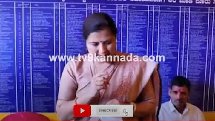 ಮರಾಠಿಗರನ್ನು ಮೆಚ್ಚಿಸುವ ಭರದಲ್ಲಿ ಕನ್ನಡಗರಿಂದ ಲೇವಡಿಗೊಳಗಾದರು ಖಾನಾಪುರ ಕಾಂಗ್ರೆಸ್ ಶಾಸಕಿ ಅಂಜಲಿ ನಿಂಬಾಳ್ಕರ್ ಮರಾಠಿಗರನ್ನು ಮೆಚ್ಚಿಸುವ ಭರದಲ್ಲಿ ಕನ್ನಡಗರಿಂದ ಲೇವಡಿಗೊಳಗಾದರು ಖಾನಾಪುರ ಕಾಂಗ್ರೆಸ್ ಶಾಸಕಿ ಅಂಜಲಿ ನಿಂಬಾಳ್ಕರ್