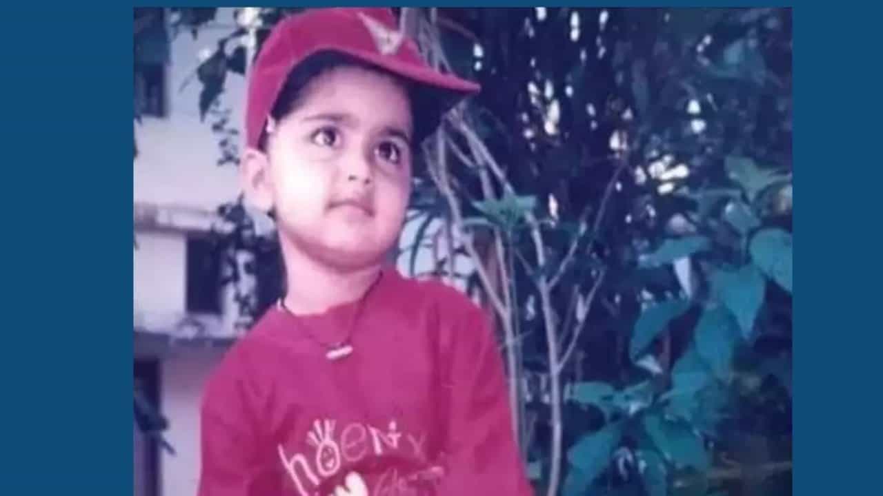 ಅನುಪಮಾ ಪರಮೇಶ್ಚರನ್ ಜನಿಸಿದ್ದು ಕೇರಳದ ತ್ರಿಶೂರ್ನಲ್ಲಿ. ಫೆ.18ರಂದು ಈ ಸುಂದರಿಗೆ ಹುಟ್ಟುಹಬ್ಬದ ಸಂಭ್ರಮ. ಇದು ಅವರ ಬಾಲ್ಯದ ಫೋಟೋ. ಅವರ ಕೆಲವು ಅಪರೂಪ ಫೋಟೋಗಳು ಇಲ್ಲಿವೆ.