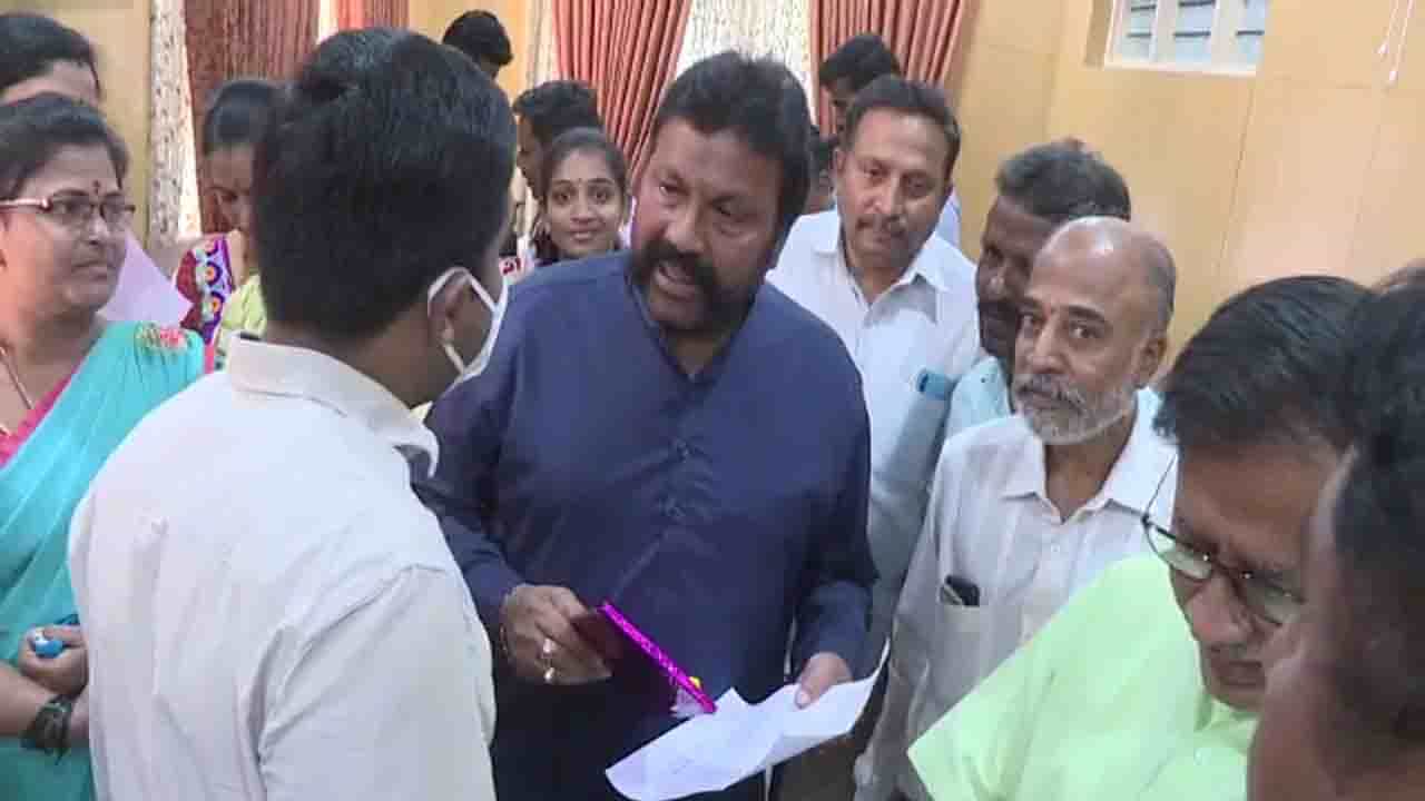 ಯಾಕ್ರೀ ಇಷ್ಟು ಲೇಟು? ನಾನೇ ಬೇಗ ಬಂದೆ, ನೀವು ಇಷ್ಟು ಲೇಟಾಗಿ ಬರೋದಾ? ಗದಗ ಡಿಸಿ ಬೆವರಿಳಿಸಿದ ಸಚಿವ ಬಿಸಿ ಪಾಟೀಲ್ ಯಾಕ್ರೀ ಇಷ್ಟು ಲೇಟು? ನಾನೇ ಬೇಗ ಬಂದೆ, ನೀವು ಇಷ್ಟು ಲೇಟಾಗಿ ಬರೋದಾ? ಗದಗ ಡಿಸಿ ಬೆವರಿಳಿಸಿದ ಸಚಿವ ಬಿಸಿ ಪಾಟೀಲ್