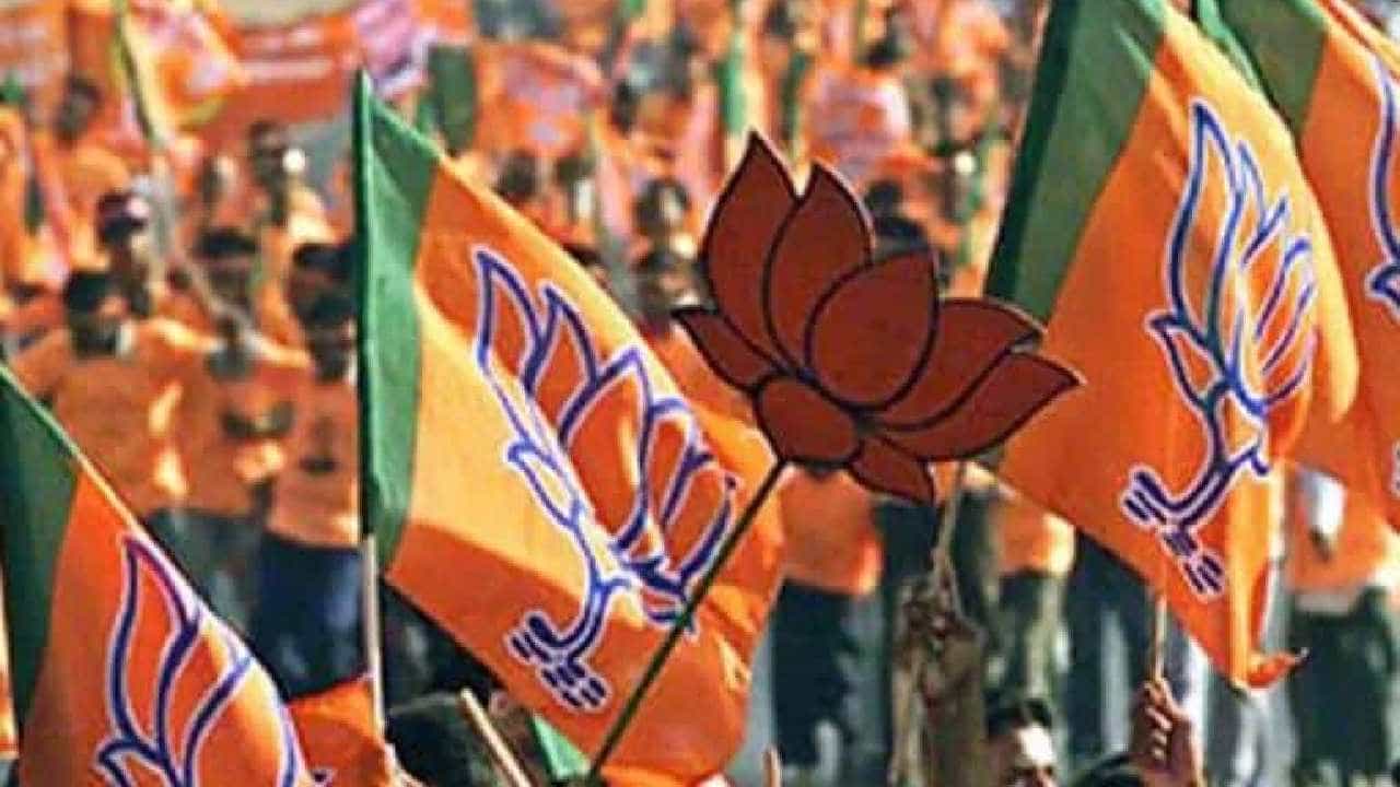 Uttar Pradesh Elections 2022: ಉತ್ತರ ಪ್ರದೇಶದಲ್ಲಿ ಬಿಜೆಪಿ ಅಭ್ಯರ್ಥಿ ಕಾರಿನ ಮೇಲೆ ದಾಳಿ Uttar Pradesh Elections 2022: ಉತ್ತರ ಪ್ರದೇಶದಲ್ಲಿ ಬಿಜೆಪಿ ಅಭ್ಯರ್ಥಿ ಕಾರಿನ ಮೇಲೆ ದಾಳಿ