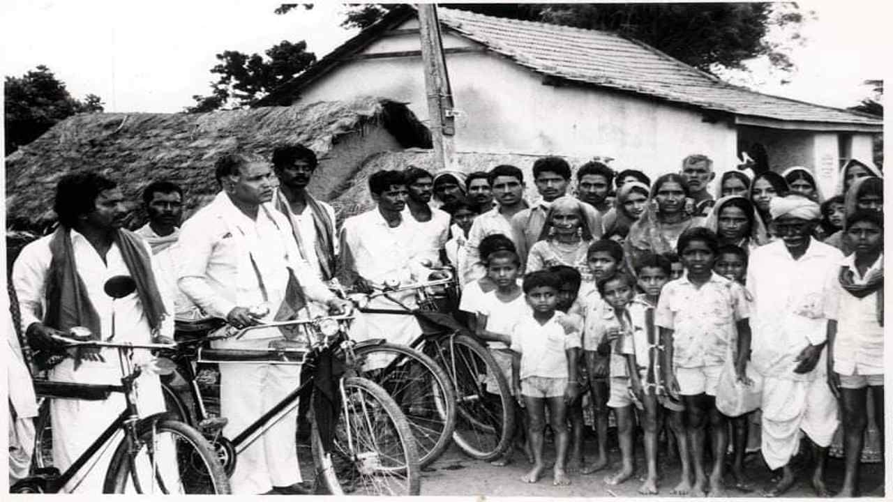 ಮಂಡ್ಯ ಜಿಲ್ಲೆಯ ಬೂಕನಕೆರೆಯಲ್ಲಿ ಬಡ ಕುಟುಂಬವೊಂದರಲ್ಲಿ ಸಿದ್ಧಲಿಂಗಪ್ಪ ಮತ್ತು ಪುಟ್ಟತಾಯಮ್ಮ ಅವರ ಮಗನಾಗಿ ಬಿ.ಎಸ್. ಯಡಿಯೂರಪ್ಪ ಜನಿಸಿದರು. ಅವರು ತಮ್ಮ ಕಾಲೇಜು ದಿನಗಳಲ್ಲಿಯೇ ಆರ್​ಎಸ್​ಎಸ್​ ಚಟುವಟಿಕೆಗಳಲ್ಲಿ ಗುರುತಿಸಿಕೊಂಡಿದ್ದರು. ಆದರೆ, ಚಿಕ್ಕ ವಯಸ್ಸಿನಲ್ಲೇ ತಾಯಿಯನ್ನು ಕಳೆದುಕೊಂಡ ಯಡಿಯೂರಪ್ಪ ಕಾಲೇಜು ಶಿಕ್ಷಣವನ್ನು ಮುಗಿಸಿದ ನಂತರ ಕೆಲಸಕ್ಕಾಗಿ ಹುಡುಕುತ್ತಿದ್ದರು. ಮಂಡ್ಯದಿಂದ ಶಿವಮೊಗ್ಗ ಜಿಲ್ಲೆಯ ಶಿಕಾರಿಪುರಕ್ಕೆ ವಲಸೆ ಹೋಗಿ, 1965ರಲ್ಲಿ ಅಲ್ಲಿನ ರೈಸ್ ಮಿಲ್​ನಲ್ಲಿ ಕೆಲಸಕ್ಕೆ ಸೇರಿದರು. ಅಲ್ಲಿಂದ ಯಡಿಯೂರಪ್ಪನವರ ಅದೃಷ್ಟವೇ ಬದಲಾಯಿತು.