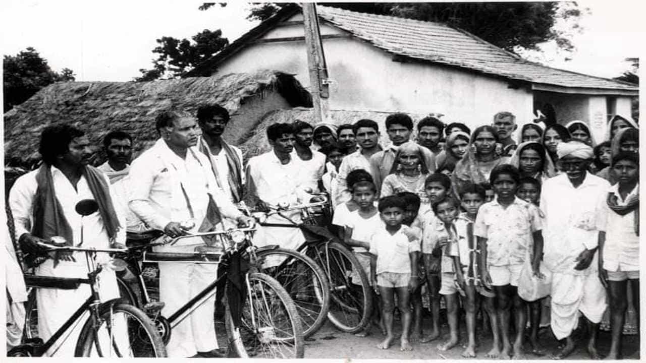 ಮಂಡ್ಯ ಜಿಲ್ಲೆಯ ಬೂಕನಕೆರೆಯಲ್ಲಿ ಬಡ ಕುಟುಂಬವೊಂದರಲ್ಲಿ ಸಿದ್ಧಲಿಂಗಪ್ಪ ಮತ್ತು ಪುಟ್ಟತಾಯಮ್ಮ ಅವರ ಮಗನಾಗಿ ಬಿ.ಎಸ್. ಯಡಿಯೂರಪ್ಪ ಜನಿಸಿದರು. ಅವರು ತಮ್ಮ ಕಾಲೇಜು ದಿನಗಳಲ್ಲಿಯೇ ಆರ್ಎಸ್ಎಸ್ ಚಟುವಟಿಕೆಗಳಲ್ಲಿ ಗುರುತಿಸಿಕೊಂಡಿದ್ದರು. ಆದರೆ, ಚಿಕ್ಕ ವಯಸ್ಸಿನಲ್ಲೇ ತಾಯಿಯನ್ನು ಕಳೆದುಕೊಂಡ ಯಡಿಯೂರಪ್ಪ ಕಾಲೇಜು ಶಿಕ್ಷಣವನ್ನು ಮುಗಿಸಿದ ನಂತರ ಕೆಲಸಕ್ಕಾಗಿ ಹುಡುಕುತ್ತಿದ್ದರು. ಮಂಡ್ಯದಿಂದ ಶಿವಮೊಗ್ಗ ಜಿಲ್ಲೆಯ ಶಿಕಾರಿಪುರಕ್ಕೆ ವಲಸೆ ಹೋಗಿ, 1965ರಲ್ಲಿ ಅಲ್ಲಿನ ರೈಸ್ ಮಿಲ್ನಲ್ಲಿ ಕೆಲಸಕ್ಕೆ ಸೇರಿದರು. ಅಲ್ಲಿಂದ ಯಡಿಯೂರಪ್ಪನವರ ಅದೃಷ್ಟವೇ ಬದಲಾಯಿತು.
