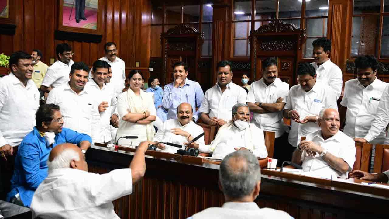 ಅಹೋರಾತ್ರಿ ಧರಣಿ ಹಿಂಪಡೆಯಲು ಕಾಂಗ್ರೆಸ್ ನಾಯಕರ ಮನವೊಲಿಕೆಗೆ ಯಡಿಯೂರಪ್ಪ ಯತ್ನ ಅಹೋರಾತ್ರಿ ಧರಣಿ ಹಿಂಪಡೆಯಲು ಕಾಂಗ್ರೆಸ್ ನಾಯಕರ ಮನವೊಲಿಕೆಗೆ ಯಡಿಯೂರಪ್ಪ ಯತ್ನ