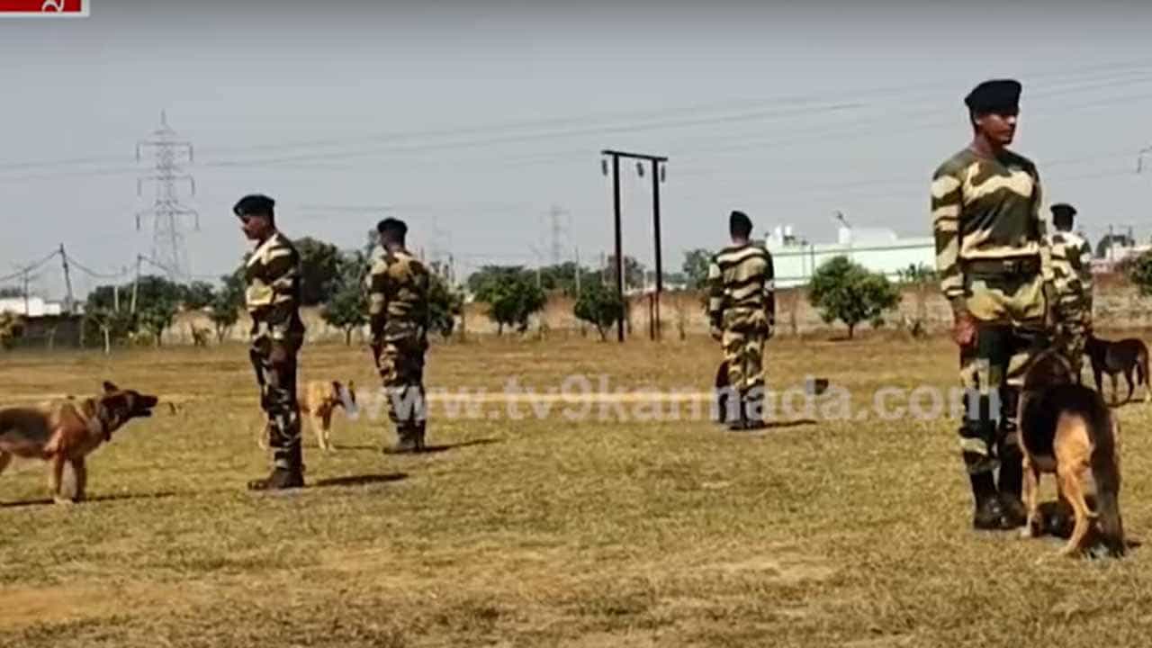 ಕೊರಾಪುತ್ನಲ್ಲಿ ಬಿಎಸ್ಎಫ್ ಶ್ವಾನದಳದ ವಿವಿಧ ತಳಿ ನಾಯಿಗಳ ಕಾರ್ಯಕ್ಷಮತೆ ಕಂಡು ವಿದ್ಯಾರ್ಥಿಗಳು ಮೂಕವಿಸ್ಮಿತರಾದರು ಕೊರಾಪುತ್ನಲ್ಲಿ ಬಿಎಸ್ಎಫ್ ಶ್ವಾನದಳದ ವಿವಿಧ ತಳಿ ನಾಯಿಗಳ ಕಾರ್ಯಕ್ಷಮತೆ ಕಂಡು ವಿದ್ಯಾರ್ಥಿಗಳು ಮೂಕವಿಸ್ಮಿತರಾದರು
