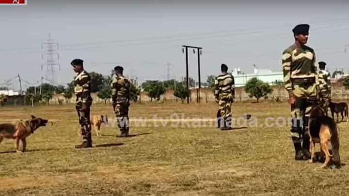 ಕೊರಾಪುತ್ನಲ್ಲಿ ಬಿಎಸ್ಎಫ್ ಶ್ವಾನದಳದ ವಿವಿಧ ತಳಿ ನಾಯಿಗಳ ಕಾರ್ಯಕ್ಷಮತೆ ಕಂಡು ವಿದ್ಯಾರ್ಥಿಗಳು ಮೂಕವಿಸ್ಮಿತರಾದರು ಕೊರಾಪುತ್ನಲ್ಲಿ ಬಿಎಸ್ಎಫ್ ಶ್ವಾನದಳದ ವಿವಿಧ ತಳಿ ನಾಯಿಗಳ ಕಾರ್ಯಕ್ಷಮತೆ ಕಂಡು ವಿದ್ಯಾರ್ಥಿಗಳು ಮೂಕವಿಸ್ಮಿತರಾದರು