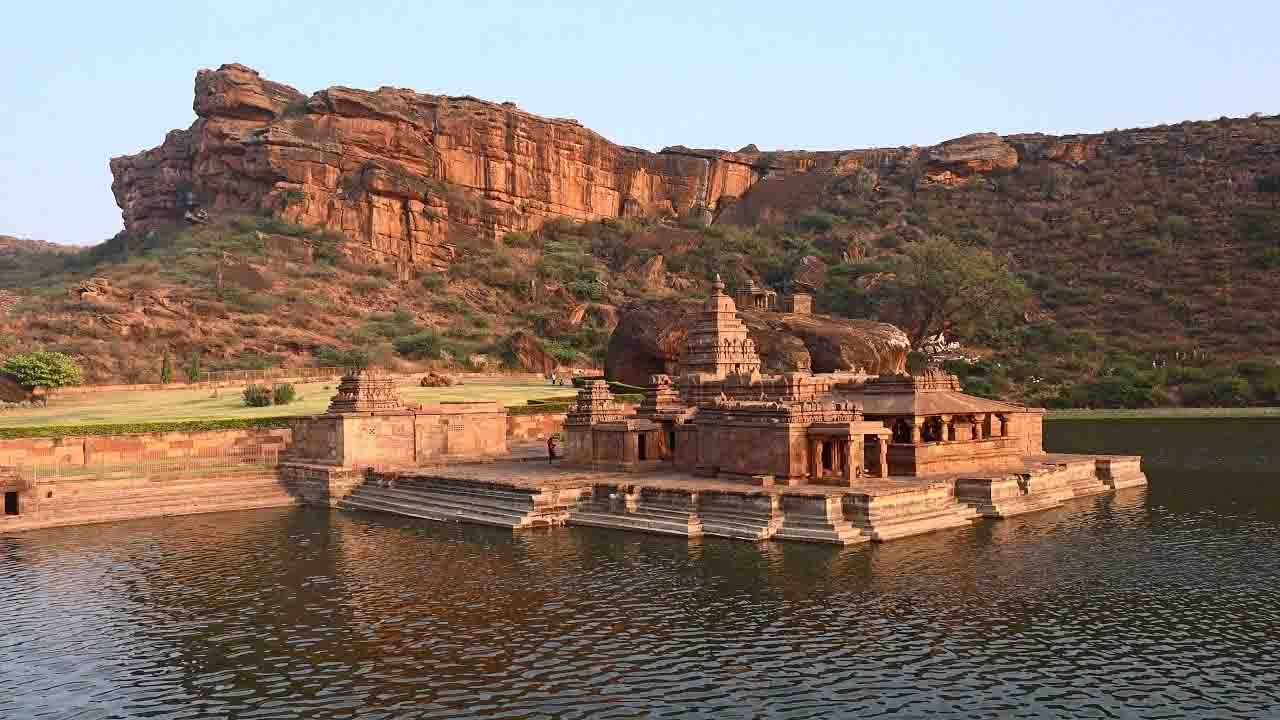 ಬಾದಾಮಿ ಗುಹೆ ದೇವಾಲಯ(Badami Cave Temple): ಬಾದಾಮಿ ಗುಹಾ ದೇವಾಲಯ ಭಾರತದ ಕರ್ನಾಟಕದ ಉತ್ತರ-ಕೇಂದ್ರ ಭಾಗದಲ್ಲಿರುವ ಬಾದಾಮಿಯ ಪಟ್ಟಣದಲ್ಲಿದೆ. ಈ ಪುರಾತನ ದೇವಾಲಯವು ಹಿಂದೂ, ಬೌದ್ಧ, ಜೈನ ಧರ್ಮಕ್ಕೆ ಮೀಸಲಾಗಿರುವ ದೇವಾಲಯ. ಇಲ್ಲಿಗೆ ಲಕ್ಷಾಂತರ ಮಂದಿ ಭೇಟಿ ಕೊಡ್ತಾರೆ.