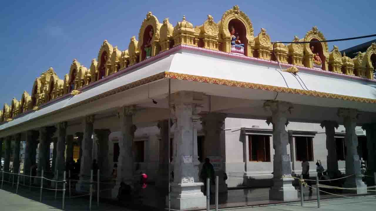 ಬನಶಂಕರಿ ದೇವಸ್ಥಾನ(Banashankari Temple): ಬೆಂಗಳೂರು ದಕ್ಷಿಣದಲ್ಲಿರುವ ಬನಶಂಕರಿಯಲ್ಲಿ ಬನಶಂಕರಿ ಅಮ್ಮನ ದೇವಸ್ಥಾನವಿದೆ. ಈ ಹಿನ್ನೆಲೆಯಲ್ಲಿ ಈ ಪ್ರದೇಶಕ್ಕೆ ಬನಶಂಕರಿ ಎಂಬ ಹೆಸರು ಬಂದಿದೆ. ಸೊಮಣ್ಯ ಶೆಟ್ಟಿ ಎಂಬ ಬನಶಂಕರಿ ಅಮ್ಮನ ಭಕ್ತರು ಈ ದೇವಸ್ಥಾನವನ್ನು 1915 ರಲ್ಲಿ ನಿರ್ಮಿಸಿದ್ದಾರೆ. ಇವರು ದೇವಿಯ ಮೂರ್ತಿಯನ್ನು ಬಾಗಲಕೋಟೆ ಜಿಲ್ಲೆಯ ಬಾದಾಮಿಯಿಂದ ತೆಗೆದುಕೊಂಡು ಬಂದು ಇಲ್ಲಿ ಪ್ರತಿಷ್ಠಾಪಿಸಿದ್ದಾರೆ ಎನ್ನಲಾಗಿದೆ. ಈ ದೇವಸ್ಥಾನದ ವಿಶೇಷತೆಯೆಂದರೆ, ಹಿಂದೂಗಳಲ್ಲಿ ಸಾಮಾನ್ಯವಾಗಿ ಒಳ್ಳೆಯ ಘಳಿಗೆಯಲ್ಲ ಎಂದು ನಂಬಲ್ಪಡುವ ರಾಹು ಕಾಲದಲ್ಲಿ ದೇವಿಗೆ ಪೂಜೆಯನ್ನು ಮಾಡಲಾಗುತ್ತದೆ. ದೇವಿಯು ಎಲ್ಲ ವಿಘ್ನಗಳನ್ನು ಪರಿಹರಿಸುತ್ತಾಳೆ ಎಂಬುದು ಇದರ ಸಂಕೇತವಾಗಿದೆ. ಅರ್ಧ ಸಿಳಿದ ನಿಂಬೆ ಹಣ್ಣಿನ ತೊಗಟೆಯನ್ನು ಹಣತೆಯನ್ನಾಗಿ ಮಾಡಿ ಅದರಲ್ಲಿ ದೀಪ ಬೆಳಗಿ ಭಕ್ತರು ದೇವಿಯನ್ನು ಆರಾಧಿಸುತ್ತಾರೆ.  