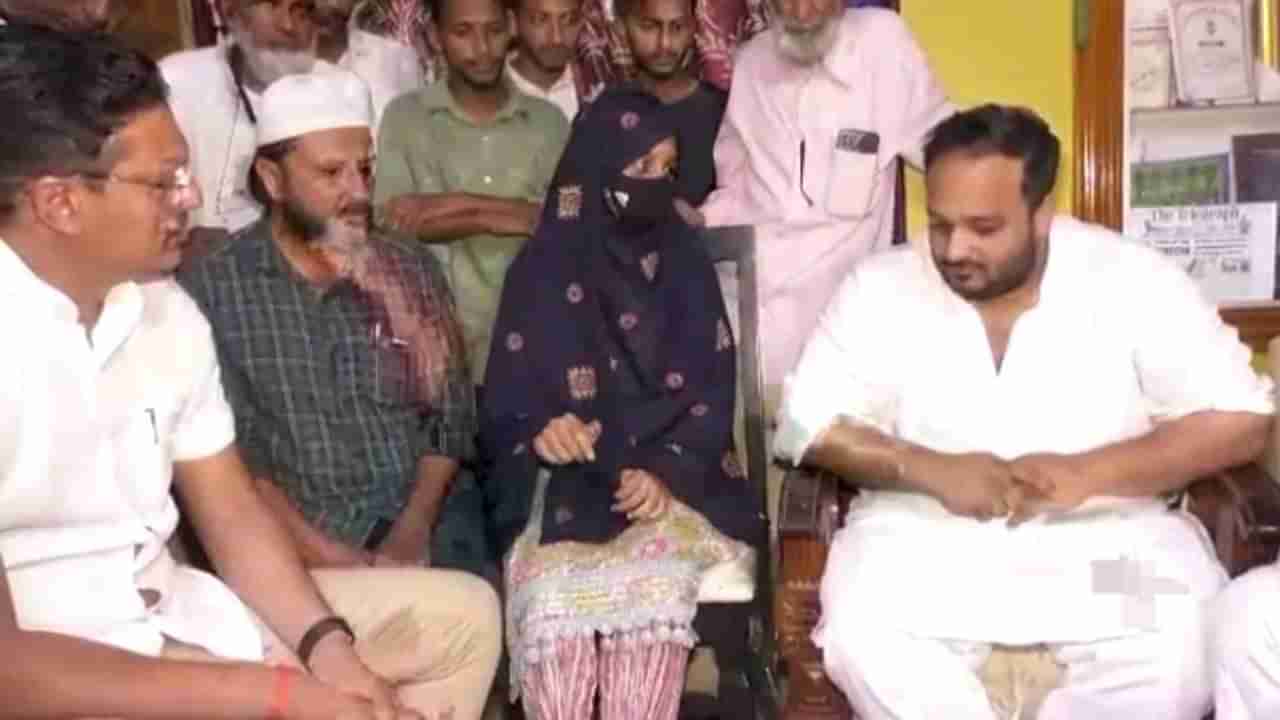 Hijab Row: ಮಂಡ್ಯದ ವಿದ್ಯಾರ್ಥಿನಿ ಮುಸ್ಕಾನ್​ ನಿವಾಸಕ್ಕೆ ಶಾಸಕ ಭೇಟಿ - ಐ ಫೋನ್, ಸ್ಮಾರ್ಟ್​ವಾಚ್​ ಗಿಫ್ಟ್​