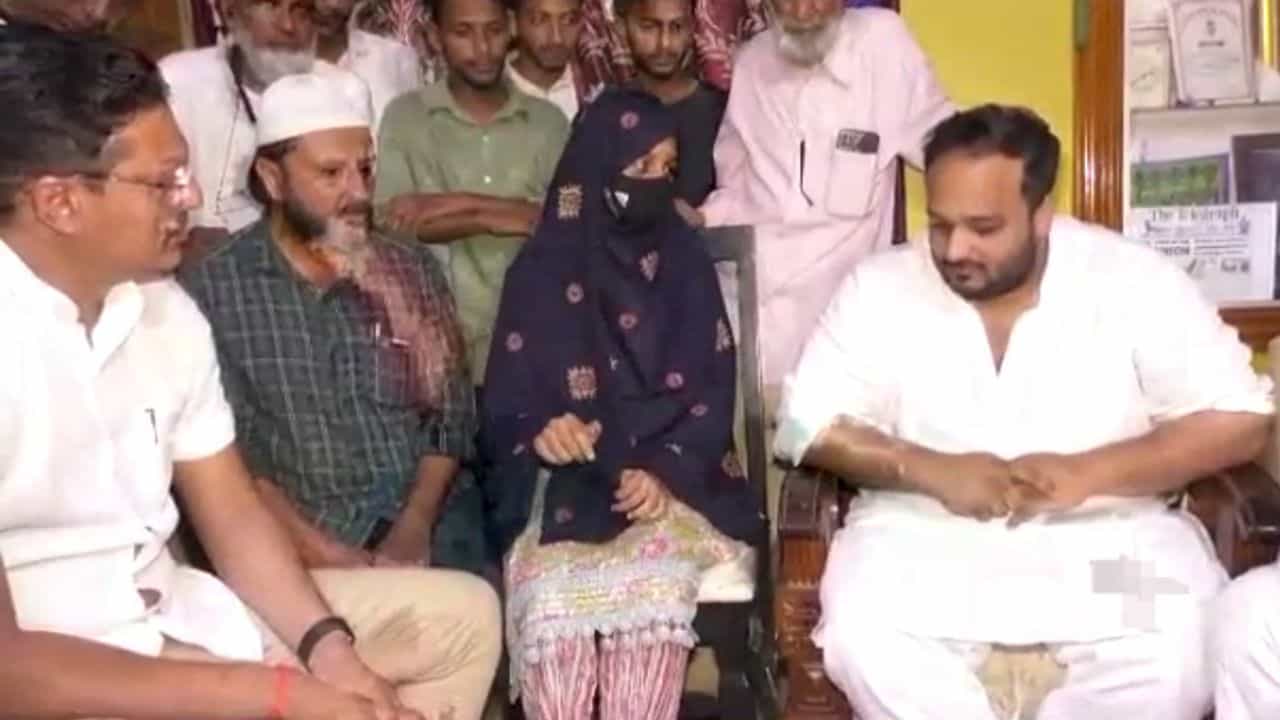 Hijab Row: ಮಂಡ್ಯದ ವಿದ್ಯಾರ್ಥಿನಿ ಮುಸ್ಕಾನ್ ನಿವಾಸಕ್ಕೆ ಶಾಸಕ ಭೇಟಿ - ಐ ಫೋನ್, ಸ್ಮಾರ್ಟ್ವಾಚ್ ಗಿಫ್ಟ್ Hijab Row: ಮಂಡ್ಯದ ವಿದ್ಯಾರ್ಥಿನಿ ಮುಸ್ಕಾನ್ ನಿವಾಸಕ್ಕೆ ಶಾಸಕ ಭೇಟಿ - ಐ ಫೋನ್, ಸ್ಮಾರ್ಟ್ವಾಚ್ ಗಿಫ್ಟ್