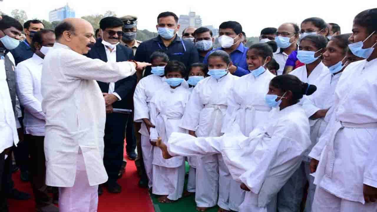 7,500 ಹೊಸ NCC ಕೆಡೆಟ್ಸ್ ತೆಗೆದುಕೊಳ್ಳಲು ಸರ್ಕಾರ ನಿರ್ಧಾರ ಮಾಡಿದೆ; ಓಬವ್ವ ಆತ್ಮ ರಕ್ಷಣಾ ಕಲಾ ಕೌಶಲ್ಯ ತರಬೇತಿ ಚಾಲನೆ ವೇಳೆ ಸಿಎಂ ಬೊಮ್ಮಾಯಿ ಮಾತು 7,500 ಹೊಸ NCC ಕೆಡೆಟ್ಸ್ ತೆಗೆದುಕೊಳ್ಳಲು ಸರ್ಕಾರ ನಿರ್ಧಾರ ಮಾಡಿದೆ; ಓಬವ್ವ ಆತ್ಮ ರಕ್ಷಣಾ ಕಲಾ ಕೌಶಲ್ಯ ತರಬೇತಿ ಚಾಲನೆ ವೇಳೆ ಸಿಎಂ ಬೊಮ್ಮಾಯಿ ಮಾತು