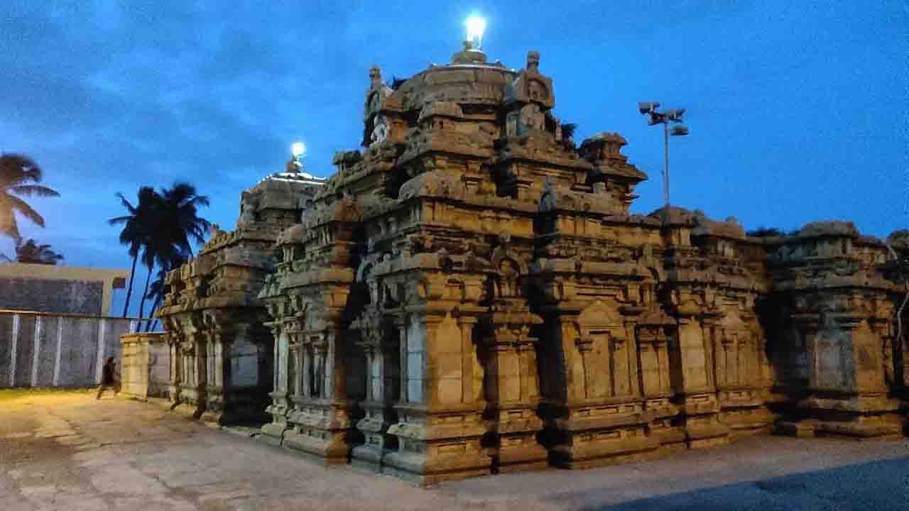 ಬೇಗೂರು ನಾಗನಾಥೇಶ್ವರ ದೇವಾಲಯ(Begur Naganatheshwara Temple): ಪಂಚ ಲಿಂಗೇಶ್ವರ ಎಂದೂ ಕರೆಯಲ್ಪಡುವ ಬೇಗೂರು ನಾಗನಾಥೇಶ್ವರ ದೇವಾಲಯ ಬೆಂಗಳೂರಿನ ಹೊಸೂರು ರಸ್ತೆಯಲ್ಲಿ (ಎಲೆಕ್ಟ್ರಾನಿಕ್ ಸಿಟಿಗೆ ಹೋಗುವ ದಾರಿಯಲ್ಲಿ) ಬೇಗೂರು ಎಂಬ ಹಳ್ಳಿಯಲ್ಲಿದೆ. ಇದನ್ನು ಸುಮಾರು 1300 ವರ್ಷಗಳಷ್ಟು ಪುರಾತನವಾದದ್ದು. ಚೋಳ ವಂಶದ ಮೊದಲನೇಯ ಕುಲಾತುಂಗ ರಾಜಾ ಹಾಗು ತಲಕಾಡ್ ಗಂಗಾ ವಂಶದ ರಾಜಸಿಂಹನಂದಿ ಈ ದೇವಸ್ಥಾನವನ್ನು ಕಟ್ಟಿಸಿದರು. ವಿಶೇಷವೆಂದರೆ ಇಲ್ಲಿ ಪಂಚ ಲಿಂಗಗಳಿವೆ. ಹೀಗಾಗಿ ಇದನ್ನು ಪಂಚಲಿಂಗೇಶ್ವರ ದೇವಾಲಯ ಎಂತಲೂ ಕರೆಯಲಾಗುತ್ತದೆ.  