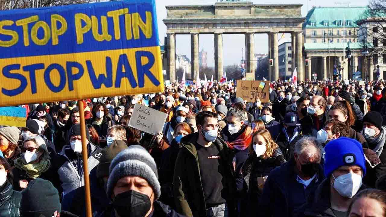 Indians in Ukraine: ಆಶ್ರಯ ಕೊಟ್ಟ ಮನೆ ಮಾಲೀಕರನ್ನು ಕಾಪಾಡಲೆಂದು ಉಕ್ರೇನ್ನಲ್ಲೇ ಉಳಿದ ಭಾರತದ ಹುಡುಗಿ Indians in Ukraine: ಆಶ್ರಯ ಕೊಟ್ಟ ಮನೆ ಮಾಲೀಕರನ್ನು ಕಾಪಾಡಲೆಂದು ಉಕ್ರೇನ್ನಲ್ಲೇ ಉಳಿದ ಭಾರತದ ಹುಡುಗಿ