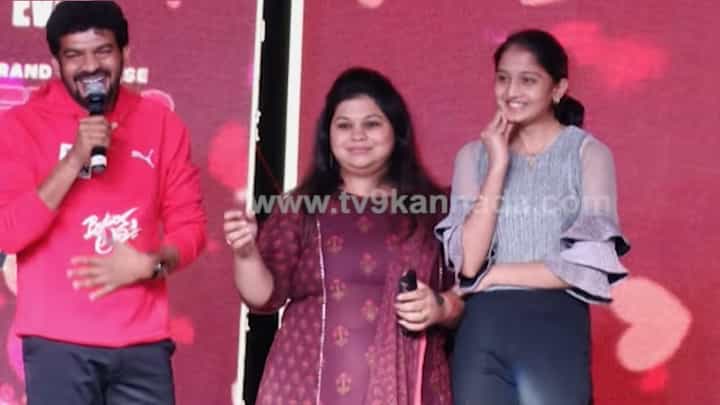 ವೇದಿಕೆ ಮೇಲೆಯೇ ಧನ್ವೀರ್ಗೆ ಪ್ರಪೋಸ್; ‘ಇವರೇ ನನ್ನ ಫಸ್ಟ್ ಕ್ರಶ್’ ಎಂದ ಯುವತಿ ವೇದಿಕೆ ಮೇಲೆಯೇ ಧನ್ವೀರ್ಗೆ ಪ್ರಪೋಸ್; ‘ಇವರೇ ನನ್ನ ಫಸ್ಟ್ ಕ್ರಶ್’ ಎಂದ ಯುವತಿ