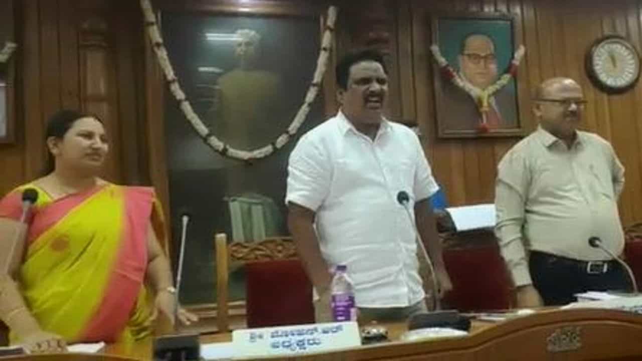 ಹಾಸನ ನಗರ ಸಭೆಯಲ್ಲಿ ಬಿಜೆಪಿ-ಜೆಡಿಎಸ್ ಸದಸ್ಯರ ನಡುವೆ ಮಾರಾಮಾರಿ: ಕಾರಣವೇನು? ಹಾಸನ ನಗರ ಸಭೆಯಲ್ಲಿ ಬಿಜೆಪಿ-ಜೆಡಿಎಸ್ ಸದಸ್ಯರ ನಡುವೆ ಮಾರಾಮಾರಿ: ಕಾರಣವೇನು?