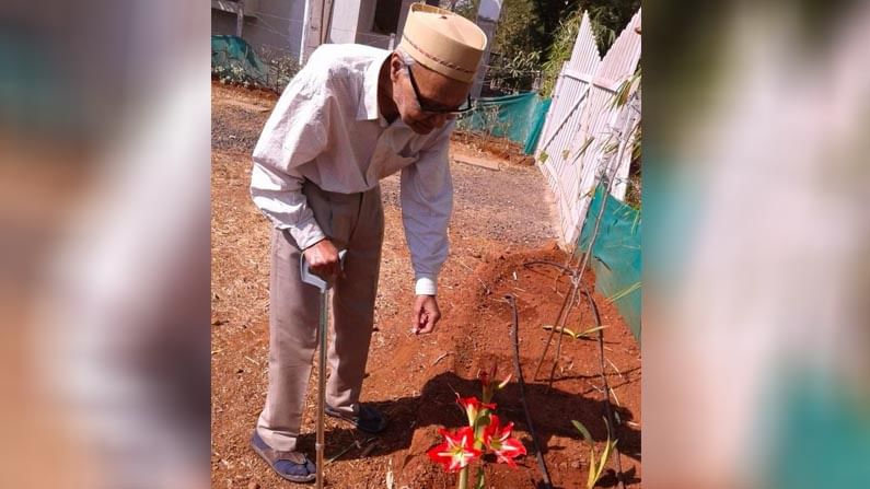 ಹೂವಿನ ಗಿಡಗಳನ್ನ ನೋಡುತ್ತಿರುವ ಕವಿ ಕಣವಿ