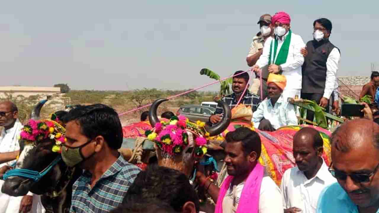 ಜಿಲ್ಲಾಧಿಕಾರಿ ನಡೆ ಹಳ್ಳಿ ಕಡೆ - ಗ್ರಾಮ ವಾಸ್ತವ್ಯಕ್ಕೆ ಅಪ್ಪಟ ರೈತನಂತೆ ಎತ್ತಿನ ಗಾಡಿಯಲ್ಲಿ ಹೊರಟ ಜಿಲ್ಲಾಧಿಕಾರಿ!