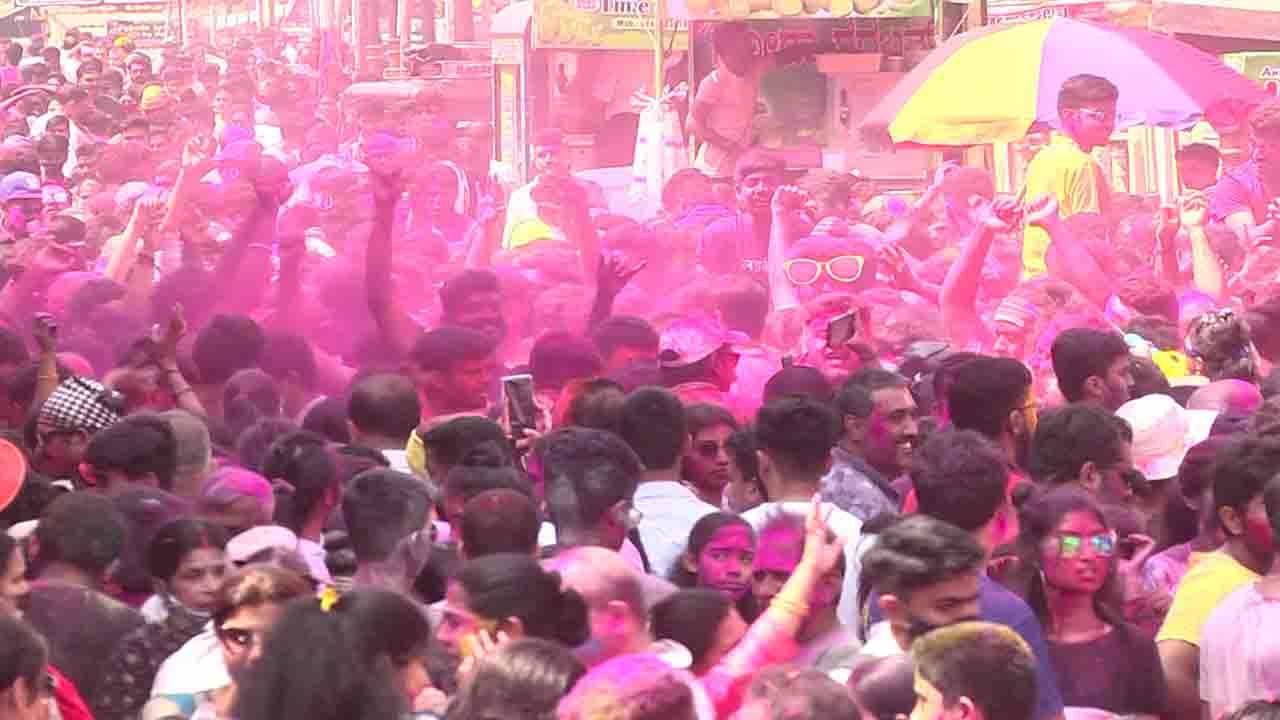 ಕಡಲ ತಡಿಯಲ್ಲಿ ಬಣ್ಣದೋಕುಳಿಯ ಹಬ್ಬ; ವೆಂಕಟರಮಣ ಜಾತ್ರೆಯಲ್ಲಿ ಬಣ್ಣದಲ್ಲಿ ಮಿಂದೆದ್ದ ಭಕ್ತಸಂಕುಲ ಕಡಲ ತಡಿಯಲ್ಲಿ ಬಣ್ಣದೋಕುಳಿಯ ಹಬ್ಬ; ವೆಂಕಟರಮಣ ಜಾತ್ರೆಯಲ್ಲಿ ಬಣ್ಣದಲ್ಲಿ ಮಿಂದೆದ್ದ ಭಕ್ತಸಂಕುಲ