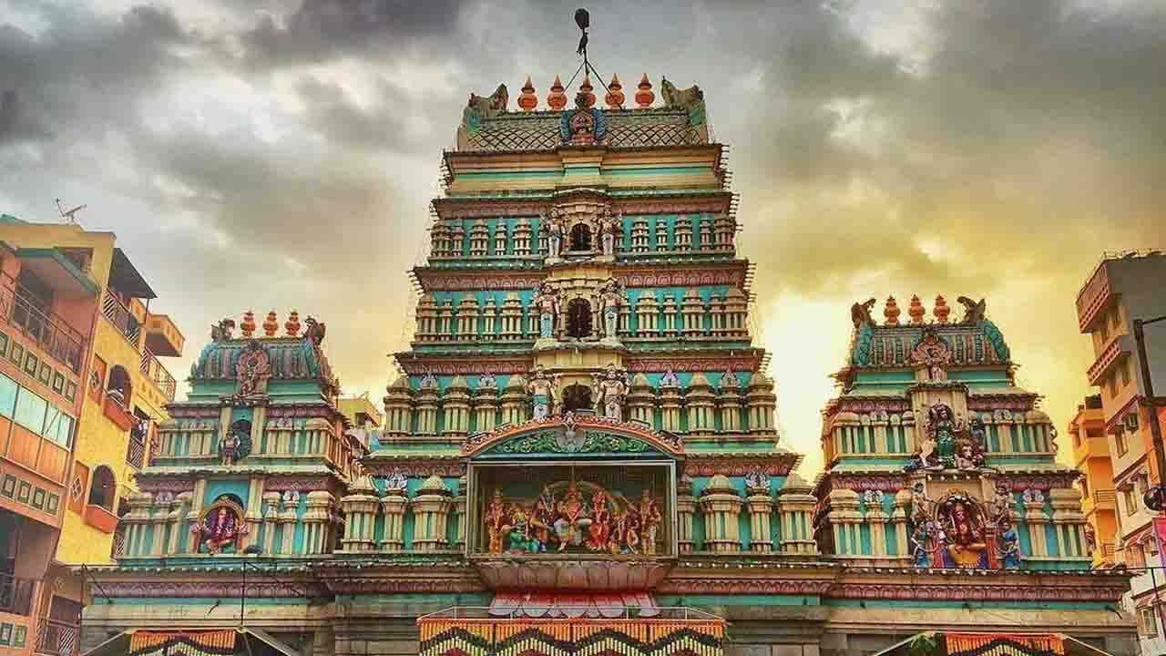 ಧರ್ಮರಾಯಸ್ವಾಮಿ ದೇವಸ್ಥಾನ(Dharmaraya Swamy Temple): ಬೆಂಗಳೂರಿನ ತಿಗಳರಪೇಟೆಯ ಒಟಿಸಿ ರಸ್ತೆಯಲ್ಲಿರುವ ಧರ್ಮರಾಯ ದೇವಸ್ಥಾನವು ಪಾಂಡವರಿಗೆ ಸಮರ್ಪಿಸಲಾದ ದೇವಾಲಯವಾಗಿದೆ. ಇದು ಗಂಗ ಅರಸು ಜನಾಂಗದವರಿಂದ ನಿರ್ಮಿಸಲ್ಪಟ್ಟಿದೆ ಎಂದು ಹೇಳಲಾಗುತ್ತೆ. ಪುರಾತತ್ವ ಇಲಾಖೆಯು ಈ ದೇಗುಲವು ಸುಮಾರು 800 ವರ್ಷಗಳಷ್ಟು ಪುರಾತನವಾದುದು ಎಂದು ದಾಖಲಿಸಿದೆ. ಈ ದೇವಸ್ಥಾನದಿಂದ ನಡೆಯುವ ಬೆಂಗಳೂರು ಕರಗವು ಹೆಚ್ಚು ಜನಪ್ರಿಯವಾಗಿದೆ. 