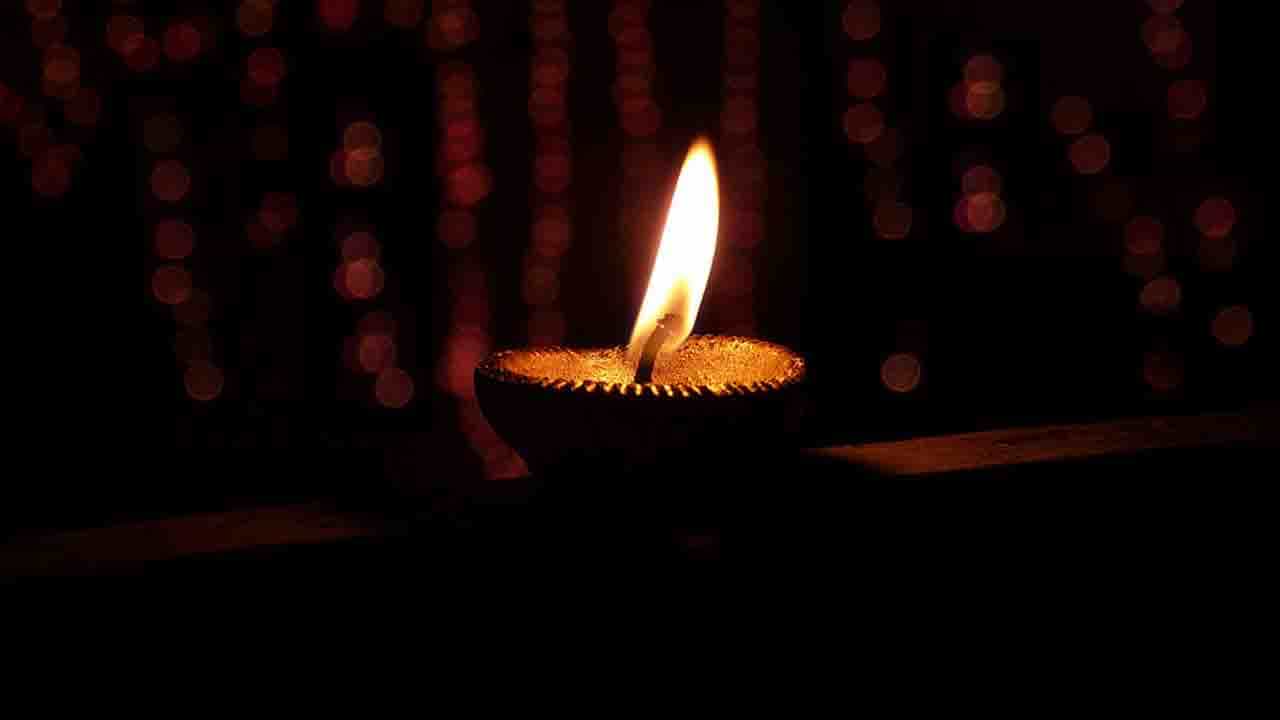 Lighting Lamps: ದೀಪ ದೇವರ ರೂಪ, ದೀಪ ಬೆಳಕುವುದರಿಂದಲೂ ಇದೆ ಅನೇಕ ಲಾಭ Lighting Lamps: ದೀಪ ದೇವರ ರೂಪ, ದೀಪ ಬೆಳಕುವುದರಿಂದಲೂ ಇದೆ ಅನೇಕ ಲಾಭ