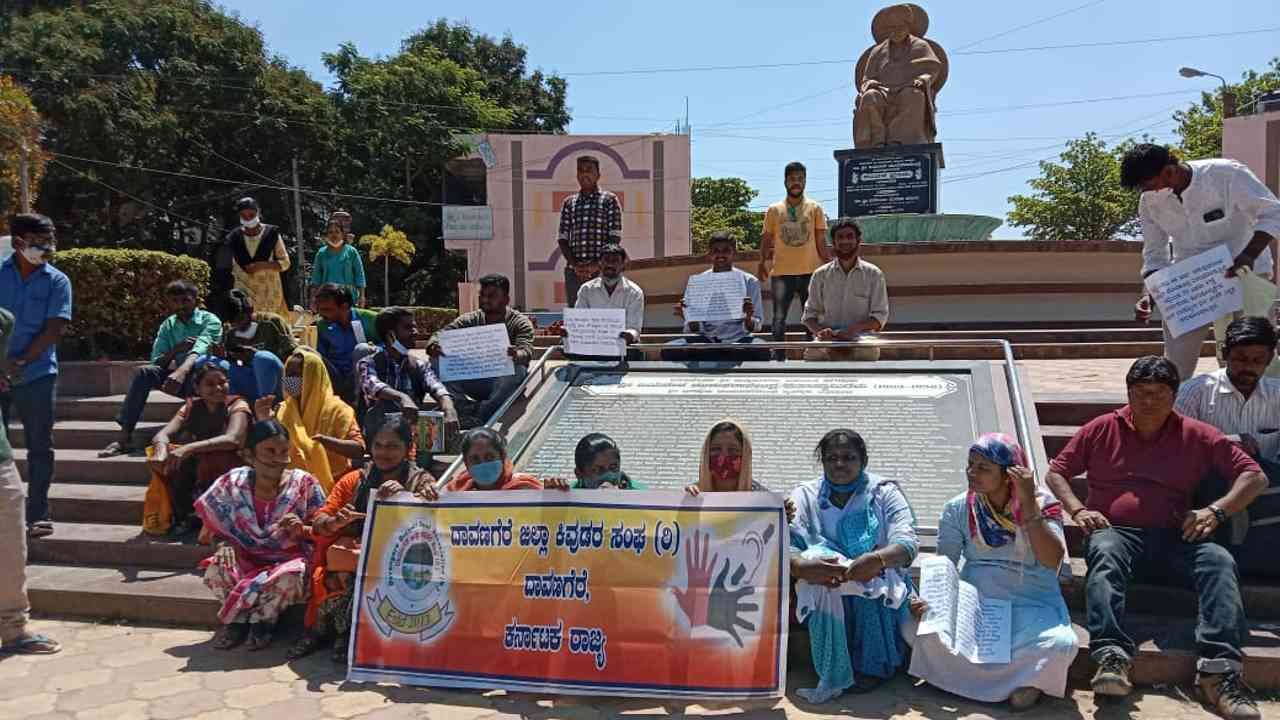 ದಾವಣಗೆರೆಯಲ್ಲಿ ಕಿವುಡ, ಮೂಗರ ಪ್ರತಿಭಟನೆ; ಸ್ವಯಂ ಉದ್ಯೋಗ, ಸರ್ಕಾರಿ ಸೇವೆಗೆ ಸೇರಲು ನೆರವು ಕೋರಿ ಧರಣಿ