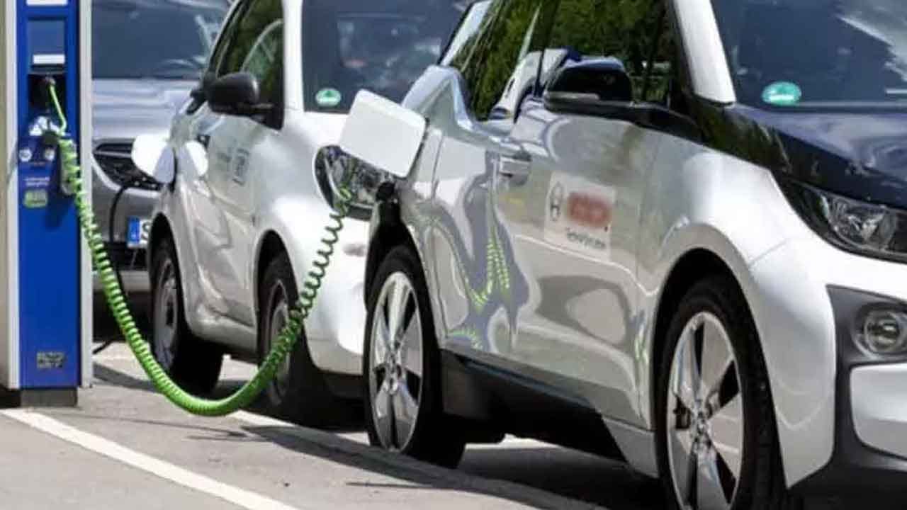 ಹಳೆಯ ಡೀಸೆಲ್ ಮತ್ತು ಪೆಟ್ರೋಲ್ ವಾಹನಗಳನ್ನು ಬದಲಿಸಿ ಎಲೆಕ್ಟ್ರಿಕ್ ವಾಹನಗಳನ್ನು ಹೊಂದಲಿದೆ ದೆಹಲಿ ಸರ್ಕಾರ