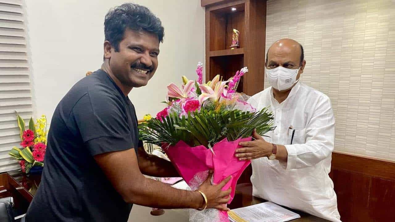 ಬಹುನಿರೀಕ್ಷಿತ ‘ಏಕ್ ಲವ್ ಯಾ’ ಸಿನಿಮಾವನ್ನು ವೀಕ್ಷಿಸಲು ರಾಜಕೀಯದ ಹಲವು ಮುಖಂಡರಿಗೆ ಪ್ರೇಮ್ ಆಹ್ವಾನ ನೀಡಿದ್ದಾರೆ. ಖುದ್ದಾಗಿ ಭೇಟಿ ನೀಡಿ ಅನೇಕರನ್ನು ಅವರು ಆಹ್ವಾನಿಸಿದ್ದಾರೆ.