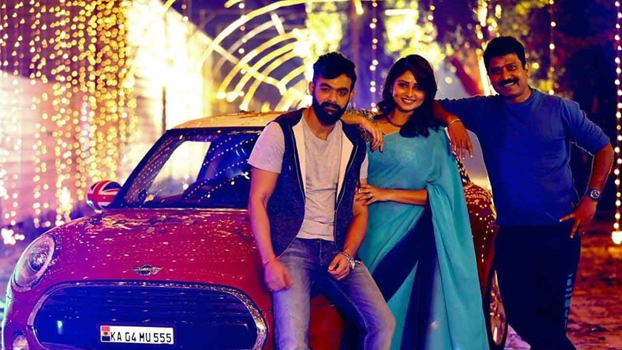 Ek Love Ya First Half Review: ಹೇಗಿದೆ ಪ್ರೇಮ್ ನಿರ್ದೇಶನದ ‘ಏಕ್ ಲವ್ ಯಾ’ ಮೊದಲಾರ್ಧ? ಇಲ್ಲಿದೆ ವಿವರ Ek Love Ya First Half Review: ಹೇಗಿದೆ ಪ್ರೇಮ್ ನಿರ್ದೇಶನದ ‘ಏಕ್ ಲವ್ ಯಾ’ ಮೊದಲಾರ್ಧ? ಇಲ್ಲಿದೆ ವಿವರ
