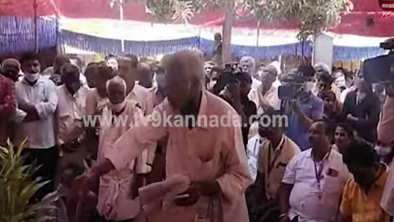 ಜನ-ಸಂಪರ್ಕ ಸಭೆಯಲ್ಲಿ ಕಲ್ಲಾಪುರ ಗ್ರಾಮಸ್ಥರು ಮತ್ತು ರೈತರು ಕುಮಾರಸ್ವಾಮಿಯವರಿಗೆ ತಮ್ಮ ಸಮಸ್ಯೆ ಹೇಳಿಕೊಂಡರು