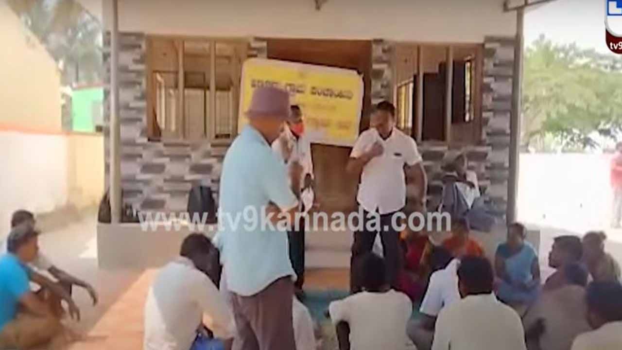 ವೋಟು ಬೇಕಿದ್ದಾಗ ನಿನ್ನ ಕಾಲು ಹಿಡಿದೆ, ಮನೆ ಬೇಕಿದ್ದರೆ ನನ್ನ ಕಾಲು ಹಿಡಿಯಬೇಕು ಅಂತ ಗ್ರಾಮಸ್ಥನಿಗೆ ಜಬರಿದರು ಗ್ರಾ ಪಂ ಅಧ್ಯಕ್ಷ!