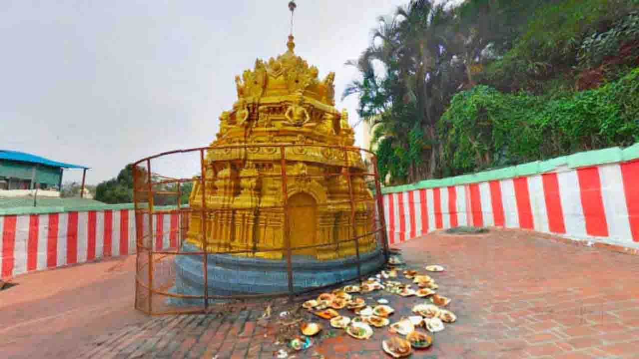 ಗವಿ ಗಂಗಾಧರೇಶ್ವರ ದೇವಸ್ಥಾನ(Gavi Gangadhareshwara Temple): ಗವಿಪುರಂ ಗುಹಾ ದೇವಾಲಯ ಎಂತಲೂ ಕರೆಯಿಸಿಕೊಳ್ಳುವ ಈ ದೇವಸ್ಥಾನವು ಗವಿಪುರಂನ (ಗುಟ್ಟಹಳ್ಳಿ) ಕೆಂಪೇಗೌಡ ನಗರದಲ್ಲಿದ್ದು ಬಸವನಗುಡಿಯಿಂದ ಕೇವಲ 2 ಕಿ.ಮೀ ದೂರದಲ್ಲಿದೆ. ಇದನ್ನು 16ನೇ ಶತಮಾನದಲ್ಲಿ ಬೆಂಗಳೂರಿನ ಸಂಸ್ಥಾಪಕ ಕೆಂಪೇಗೌಡರು ನಿರ್ಮಿಸಿದ್ದಾರೆ ಎನ್ನಲಾಗಿದೆ. ಹಾಗೂ ಈ ದೇವಾಲಯವು ತ್ರೇತಾ ಯುಗಕ್ಕೂ ಹಿಂದಿನದು ಎನ್ನಲಾಗುತ್ತೆ. ಈ ದೇವಾಲಯದಲ್ಲಿ ಗೌತಮ ಮುನಿ ಶಿವನನ್ನು ಪೂಜಿಸಿದ್ದನಂತೆ. ವಿಶೇಷವೆಂದರೆ ಪ್ರತಿ ವರ್ಷ ಮಕರ ಸಂಕ್ರಾಂತಿ ದಿನ ಸೂರ್ಯಾಸ್ತದ ಸೂರ್ಯನ ಕಿರಣಗಳು ಕಿಟಕಿಯನ್ನು ಪ್ರವೇಶಿಸಿ ನಂದಿಯ ಕೊಂಬುಗಳ ನಡುವೆ ಹಾದು ಶಿವಲಿಂಗದ ಮೇಲೆ ಬೀಳುತ್ತದೆ.