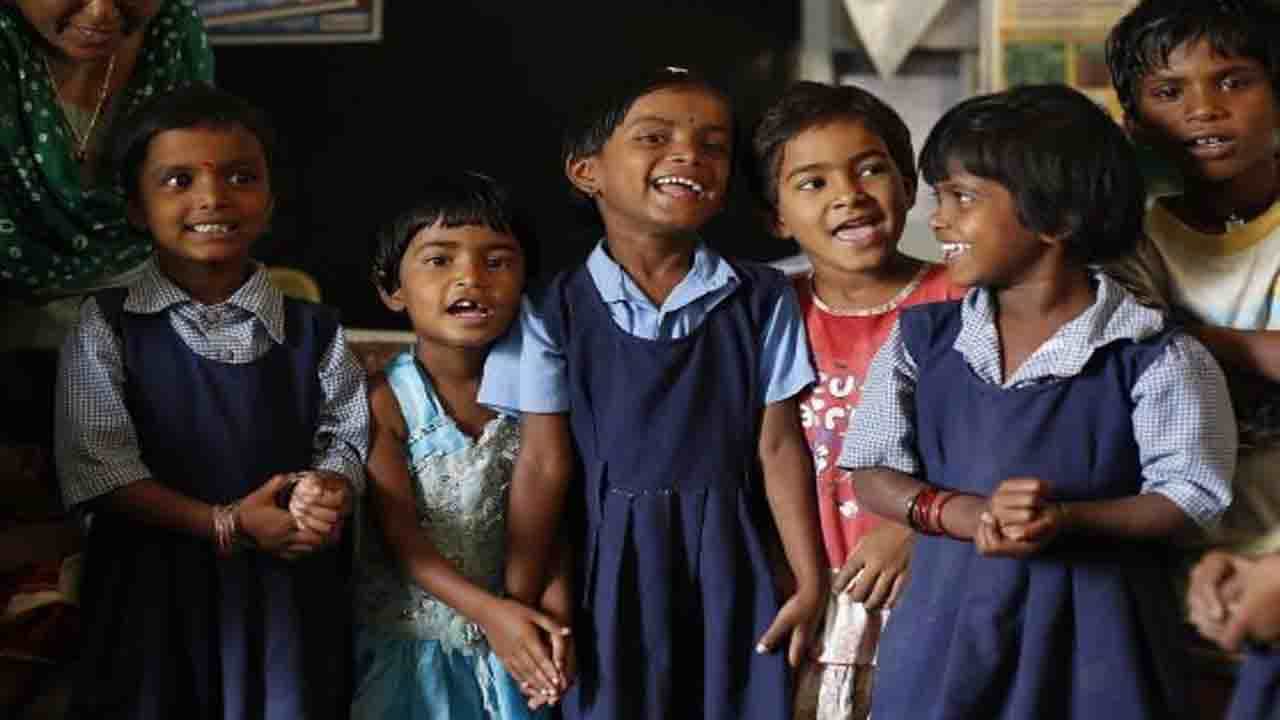 ಹಿಜಾಬ್ ವಿವಾದದ ಮತ್ತೊಂದು ಮಜಲು: ಹೆಣ್ಣಿಗೆ ಸಮಾನತೆ ತರಬಹುದೇ ಸಮವಸ್ತ್ರ? ಹಿಜಾಬ್ ವಿವಾದದ ಮತ್ತೊಂದು ಮಜಲು: ಹೆಣ್ಣಿಗೆ ಸಮಾನತೆ ತರಬಹುದೇ ಸಮವಸ್ತ್ರ?