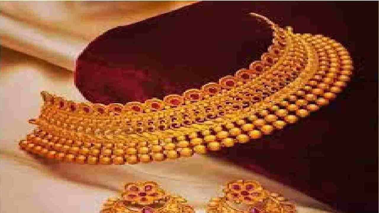 Gold and Silver Price: ಚಿನ್ನದ ಬೆಲೆಯಲ್ಲಿ ಕುಸಿತ, ಬೆಳ್ಳಿ ಸ್ಥಿರ; ಆಭರಣ ಖರೀದಿಗೂ ಮುನ್ನ ದರ ವಿವರ ಪರಿಶೀಲಿಸಿ Gold and Silver Price: ಚಿನ್ನದ ಬೆಲೆಯಲ್ಲಿ ಕುಸಿತ, ಬೆಳ್ಳಿ ಸ್ಥಿರ; ಆಭರಣ ಖರೀದಿಗೂ ಮುನ್ನ ದರ ವಿವರ ಪರಿಶೀಲಿಸಿ