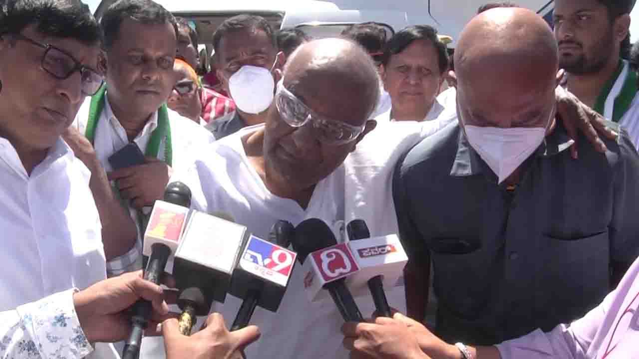 ಪುಟಿನ್, ಮೋದಿ ಮಧ್ಯೆ ಉತ್ತಮ ಬಾಂಧವ್ಯ ಇದೆ: ಯುದ್ಧ ಶಮನಕ್ಕೆ ಪ್ರಧಾನಿ ಮೋದಿ ಪ್ರಯತ್ನಿಸುತ್ತಿದ್ದಾರೆ -ಶೃಂಗೇರಿಯಲ್ಲಿ ಮಾಜಿ ಪ್ರಧಾನಿ ದೇವೇಗೌಡ ಪುಟಿನ್, ಮೋದಿ ಮಧ್ಯೆ ಉತ್ತಮ ಬಾಂಧವ್ಯ ಇದೆ: ಯುದ್ಧ ಶಮನಕ್ಕೆ ಪ್ರಧಾನಿ ಮೋದಿ ಪ್ರಯತ್ನಿಸುತ್ತಿದ್ದಾರೆ -ಶೃಂಗೇರಿಯಲ್ಲಿ ಮಾಜಿ ಪ್ರಧಾನಿ ದೇವೇಗೌಡ