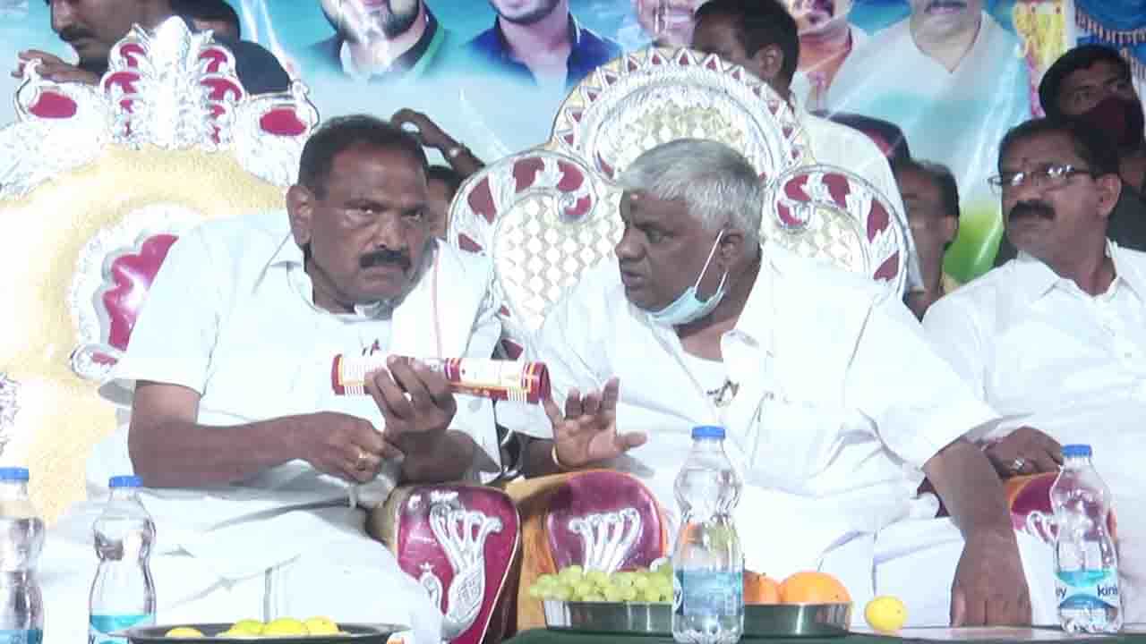 HD Revanna: ದೇವಾಲಯ ಉದ್ಘಾಟನೆ ವೇಳೆ ಬೆಂಬಲಿಗರಿಗೆ ನಿಂಬೆಹಣ್ಣು ಹಂಚಿದ ಹೆಚ್ಡಿ ರೇವಣ್ಣ HD Revanna: ದೇವಾಲಯ ಉದ್ಘಾಟನೆ ವೇಳೆ ಬೆಂಬಲಿಗರಿಗೆ ನಿಂಬೆಹಣ್ಣು ಹಂಚಿದ ಹೆಚ್ಡಿ ರೇವಣ್ಣ