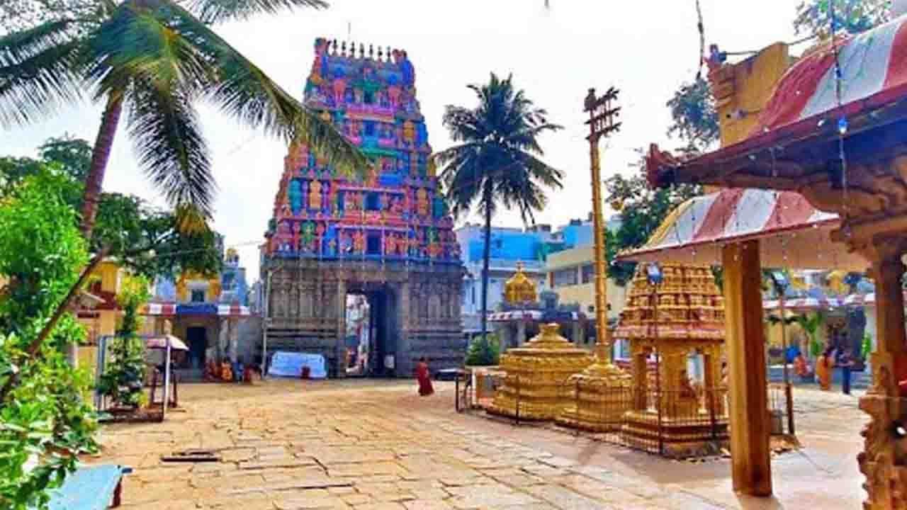 ಹಲಸೂರು ಸೋಮೇಶ್ವರ ದೇವಸ್ಥಾನ(Halasuru Someshwara Temple) ಬೆಂಗಳೂರಿನಲ್ಲಿರುವ ಅತ್ಯಂತ ಹಳೆಯ ದೇವಾಲಯವಾಗಿರುವ ಹಾಗೂ ಚೋಳರ ಕಾಲದಲ್ಲಿ ನಿರ್ಮಾಣವಾದ ಹಲಸೂರಿನ ಸೋಮೇಶ್ವರ ದೇವಸ್ಥಾನಕ್ಕೆ ಭೇಟಿ ನೀಡಲು ಶಿವರಾತ್ರಿ ಉತ್ತಮ ಸಮಯ. ಇದು ಶಿವನಿಗೆ ಸಮರ್ಪಿಸಲಾಗಿರುವ ದೇವಸ್ಥಾನವಾಗಿದ್ದು ಗಣೇಶ, ನಾಗದೇವರು ಸೇರಿದಂತೆ ಇತರೆ ದೇವರುಗಳ ದರ್ಶನ ಮಾಡಬಹುದು. ಶಿವರಾತ್ರಿಯಂದು ದೇವಸ್ಥಾನದಲ್ಲಿ ವಿಶೇಷ ಪೂಜೆಗಳನ್ನು ಏರ್ಪಡಿಸಲಾಗುತ್ತೆ.