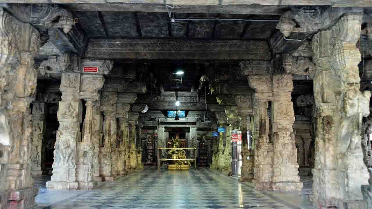 ಹಲಸೂರು ಸೋಮೇಶ್ವರ ದೇವಾಲಯ(Halasuru Someshwara Temple): ಬೆಂಗಳೂರಿನ ಹಲಸೂರಿನಲ್ಲಿರುವ ಸೋಮೇಶ್ವರ ದೇವಾಲಯವು ಚೋಳರ ಕಾಲಕ್ಕೆ ಸಂಬಂಧಿಸಿದ ಪುರಾತನ ದೇವಾಲಯಗಳ ಪೈಕಿ ಒಂದಾಗಿದೆ. ಹೊಯ್ಸಳ, ಚೋಳ ಹಾಗು ವಿಜಯನಗರದ ವಾಸ್ತುಶಿಲ್ಪಗಳನ್ನು ಇಲ್ಲಿ ಕಾಣಬಹುದು. ಸೋಮೇಶ್ವರ ಅಥವಾ ಶಿವನಿಗೆ ಸಮರ್ಪಿತವಾದ ಈ ದೇವಾಲಯದಲ್ಲಿ ಬ್ರಹ್ಮ ಹಾಗು ವಿಷ್ಣು ದೇವರನ್ನೂ ಸಹ ಪೂಜಿಸಲಾಗುತ್ತದೆ. ಅದ್ಭುತವಾದ ವಸ್ತುಶಿಲ್ಪವನ್ನು ಹೊಂದಿರುವ ಈ ದೇವಾಲಯದ ರಾಜಗೋಪುರ ಹಾಗು ಧ್ವಜಸ್ಥಂಭಗಳು ನೋಡಲು ಆಕರ್ಷಕವಾಗಿವೆ. ಈ ದೇವಸ್ಥಾನದಲ್ಲಿ ಮಹಾ ಶಿವರಾತ್ರಿಯನ್ನು ಅತ್ಯಂತ ಸಡಗರದಿಂದ ಆಚರಿಸಲಾಗುತ್ತದೆ.  