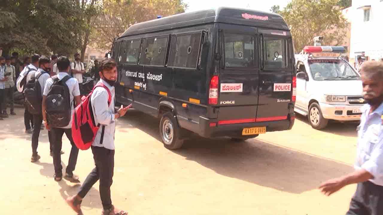 ಹರಿಹರ ಕಾಲೇಜಿಗೆ ಎಸ್ಪಿ ದೌಡು, ಉದ್ವಿಗ್ನ ಪರಿಸ್ಥಿತಿ, ಕಾಲೇಜಿನಲ್ಲಿ ಸಿಲುಕಿದ ಮಕ್ಕಳನ್ನು ಸುರಕ್ಷಿತವಾಗಿ ಮನೆಗೆ ತಲುಪಿಸಲು ಪೊಲೀಸರ ಕ್ರಮ ಹರಿಹರ ಕಾಲೇಜಿಗೆ ಎಸ್ಪಿ ದೌಡು, ಉದ್ವಿಗ್ನ ಪರಿಸ್ಥಿತಿ, ಕಾಲೇಜಿನಲ್ಲಿ ಸಿಲುಕಿದ ಮಕ್ಕಳನ್ನು ಸುರಕ್ಷಿತವಾಗಿ ಮನೆಗೆ ತಲುಪಿಸಲು ಪೊಲೀಸರ ಕ್ರಮ