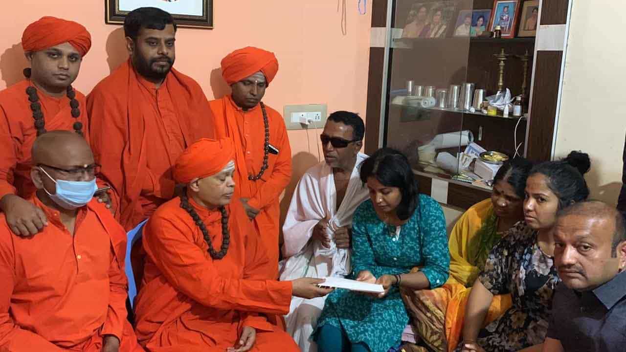 ಬಜರಂಗದಳ ಕಾರ್ಯಕರ್ತ ಹರ್ಷನ ಮನೆಗೆ ಭೇಟಿ ನೀಡಿ ಸಾಂತ್ವನ ಹೇಳಿದ ಮಠಾಧೀಶರು ಬಜರಂಗದಳ ಕಾರ್ಯಕರ್ತ ಹರ್ಷನ ಮನೆಗೆ ಭೇಟಿ ನೀಡಿ ಸಾಂತ್ವನ ಹೇಳಿದ ಮಠಾಧೀಶರು