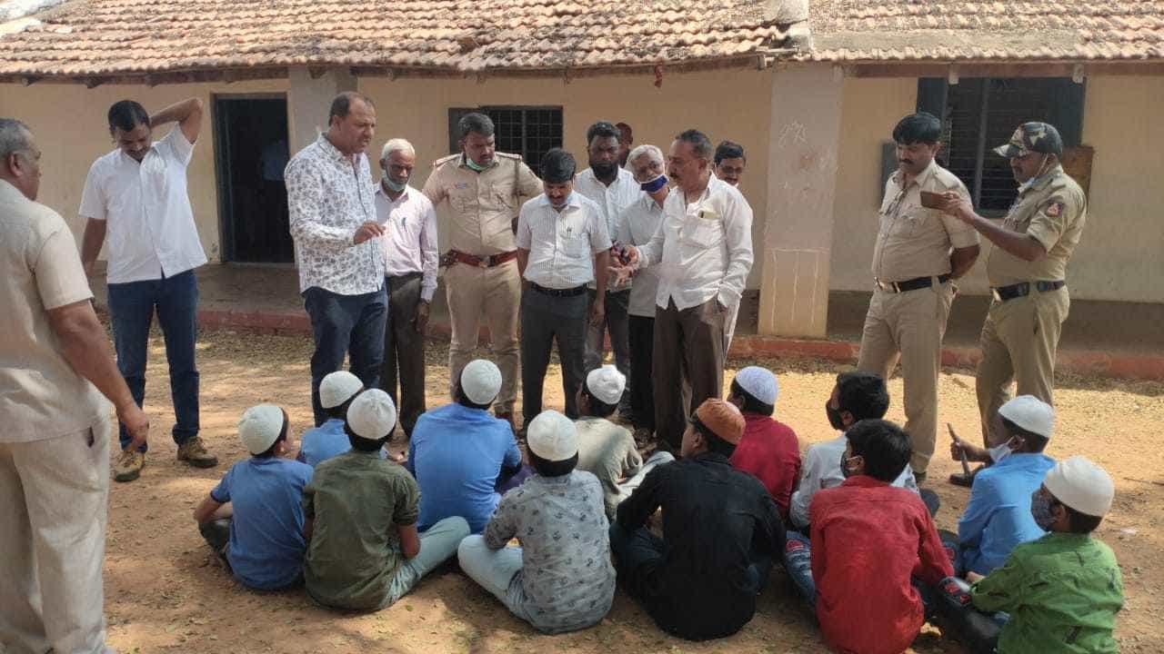 ಹಿಜಾಬ್ ಜತೆ ಇದೀಗ ಮತ್ತೊಂದು ವಿವಾದ; ದಾವಣಗೆರೆಯಲ್ಲಿ ತಲೆಗೆ ಬಿಳಿ ಟೊಪ್ಪಿಗೆ ಧರಿಸಿ ಬಂದ ಮುಸ್ಲಿಂ ವಿದ್ಯಾರ್ಥಿಗಳು ಹಿಜಾಬ್ ಜತೆ ಇದೀಗ ಮತ್ತೊಂದು ವಿವಾದ; ದಾವಣಗೆರೆಯಲ್ಲಿ ತಲೆಗೆ ಬಿಳಿ ಟೊಪ್ಪಿಗೆ ಧರಿಸಿ ಬಂದ ಮುಸ್ಲಿಂ ವಿದ್ಯಾರ್ಥಿಗಳು