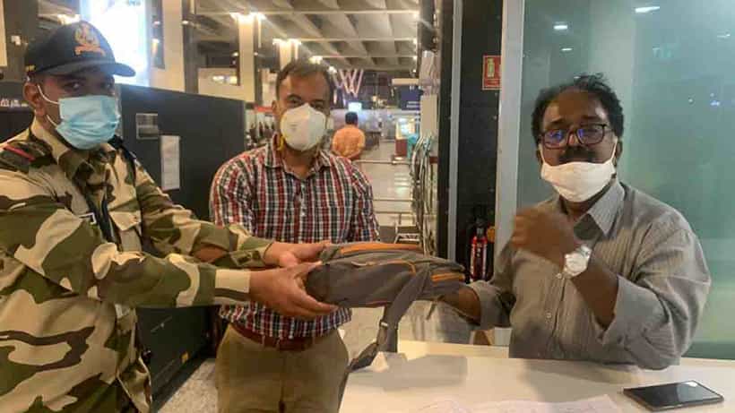 Honesty at KIAL: ಏರ್ಪೋರ್ಟ್ನಲ್ಲಿ ಪ್ರಯಾಣಿಕ ಮರೆತುಹೋಗಿದ್ದ ಹಣದ ಬ್ಯಾಗನ್ನು ವಾಪಸ್ ನೀಡಿ, ಪ್ರಾಮಾಣಿಕತೆ ತೋರಿದ ಸಿಬ್ಬಂದಿ