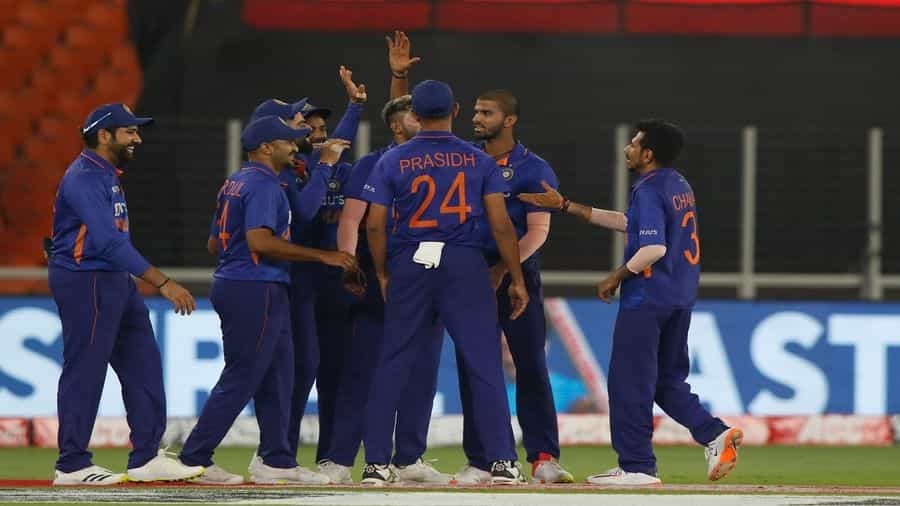 IND vs WI: ಮೂರನೇ ಏಕದಿನ ಪಂದ್ಯಕ್ಕೆ 4 ಬದಲಾವಣೆಗಳೊಂದಿಗೆ ಎಂಟ್ರಿ ಕೊಡಲಿದೆ ಟೀಂ ಇಂಡಿಯಾ! IND vs WI: ಮೂರನೇ ಏಕದಿನ ಪಂದ್ಯಕ್ಕೆ 4 ಬದಲಾವಣೆಗಳೊಂದಿಗೆ ಎಂಟ್ರಿ ಕೊಡಲಿದೆ ಟೀಂ ಇಂಡಿಯಾ!