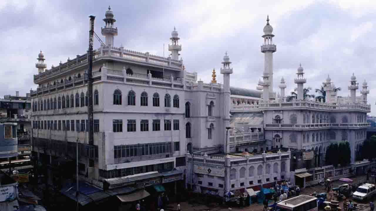 ಜಮಿಯಾ ಮಸೀದಿ (Jamia Masjid Bangalore City): ಬೆಂಗಳೂರಿನ ಸಿಟಿ ಮಾರ್ಕೆಟ್ ಪ್ರದೇಶದಲ್ಲಿರುವ ಜಮಿಯಾ ಮಸೀದಿ ಐದು ಅಂತಸ್ತಿನ ಕಟ್ಟಡವೊಂದಿದ್ದು 1790 ರ ಸುಮಾರಿಗೆ ನಿರ್ಮಿಸಲ್ಪಟ್ಟಿದೆ. 10,000 ಕ್ಕಿಂತ ಹೆಚ್ಚು ಜನರು ಪ್ರಾರ್ಥನೆ ಮಾಡಬಹುದಾದ ಸಭಾಂಗಣವನ್ನು ಇದು ಹೊಂದಿದೆ.  