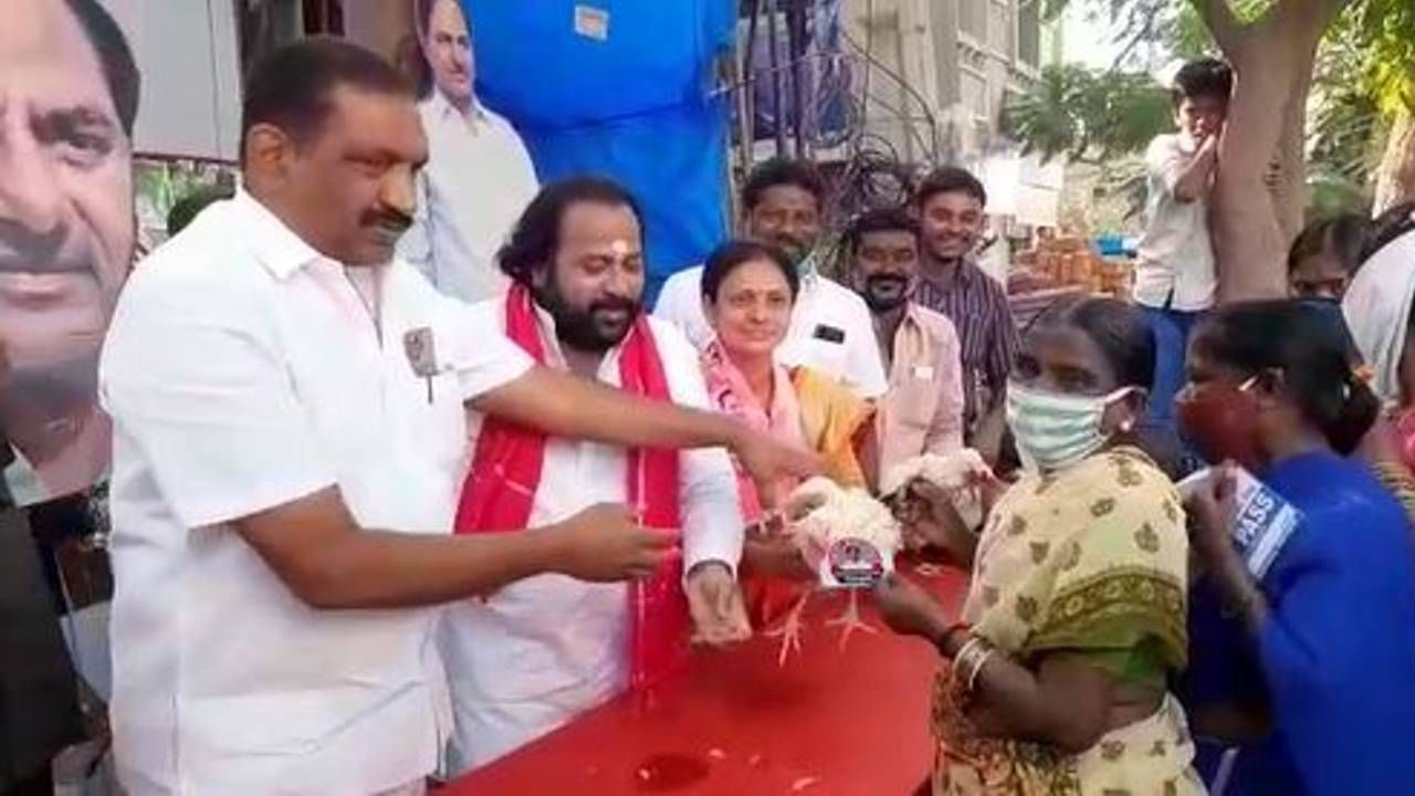 ತೆಲಂಗಾಣ ಸಿಎಂ ಕೆ ಚಂದ್ರಶೇಖರರಾವ್ 68ನೆ ಹುಟ್ಟುಹಬ್ಬ: ಕೋಳಿ ವಿತರಣೆ ಮಾಡಿದ ಕರೀಂನಗರ ಮೇಯರ್! ತೆಲಂಗಾಣ ಸಿಎಂ ಕೆ ಚಂದ್ರಶೇಖರರಾವ್ 68ನೆ ಹುಟ್ಟುಹಬ್ಬ: ಕೋಳಿ ವಿತರಣೆ ಮಾಡಿದ ಕರೀಂನಗರ ಮೇಯರ್!
