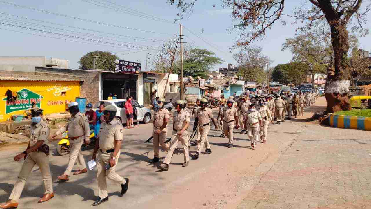 ಹಿಜಾಬ್- ಕೇಸರಿ ಶಾಲು ವಿವಾದ ಹಿನ್ನೆಲೆ; ಶಾಂತಿ ಸುವ್ಯವಸ್ಥೆ ಕಾಪಾಡುವ ಉದ್ದೇಶದಿಂದ ಪೊಲೀಸರ ಪಥಸಂಚಲನ