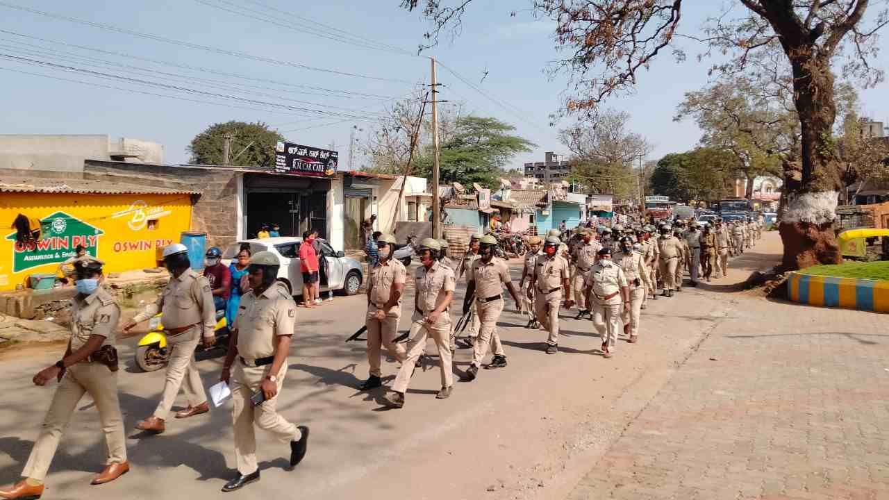 ಹಿಜಾಬ್- ಕೇಸರಿ ಶಾಲು ವಿವಾದ ಹಿನ್ನೆಲೆ; ಶಾಂತಿ ಸುವ್ಯವಸ್ಥೆ ಕಾಪಾಡುವ ಉದ್ದೇಶದಿಂದ ಪೊಲೀಸರ ಪಥಸಂಚಲನ ಹಿಜಾಬ್- ಕೇಸರಿ ಶಾಲು ವಿವಾದ ಹಿನ್ನೆಲೆ; ಶಾಂತಿ ಸುವ್ಯವಸ್ಥೆ ಕಾಪಾಡುವ ಉದ್ದೇಶದಿಂದ ಪೊಲೀಸರ ಪಥಸಂಚಲನ