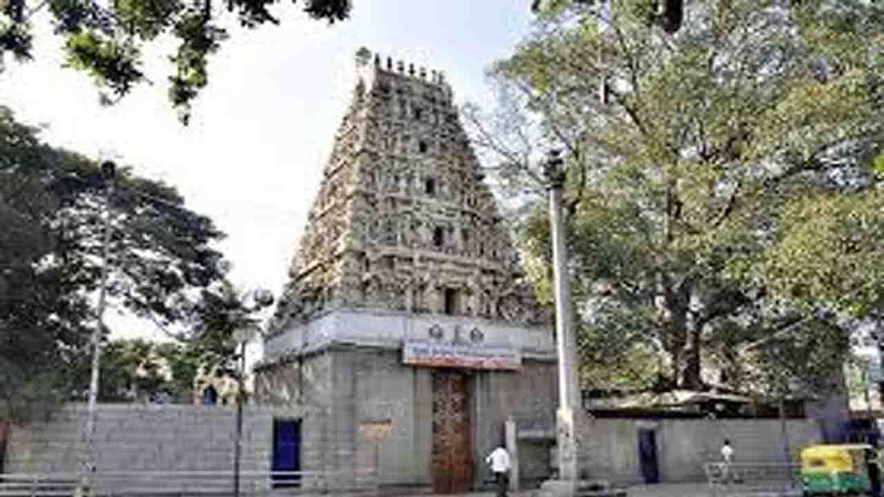 ಕೋಟೆ ಪ್ರಸನ್ನ ವೆಂಕಟರಮಣ ಸ್ವಾಮಿ ದೇವಸ್ಥಾನ(Kote Venkataramana Swamy Temple): ಬೆಂಗಳೂರಿನ ಕೆ.ಆರ್.ಮಾರ್ಕೆಟ್ ಮೆಟ್ರೋ ನಿಲ್ದಾಣದ ಪಕ್ಕದಲ್ಲೇ ಕೋಟೆ ಪ್ರಸನ್ನ ವೆಂಕಟರಮಣ ಸ್ವಾಮಿ ದೇವಸ್ಥಾನವಿದೆ. ಈ ದೇವಾಲಯ. 1689 ರಲ್ಲಿ ನಿರ್ಮಾಣಗೊಂಡಿದೆ. ಈ ದೇವಾಲಯದಲ್ಲಿ ದ್ರಾವಿಡ ಹಾಗೂ ವಿಜಯನಗರ ಸಾಮ್ರಾಜ್ಯದ ವಾಸ್ತುಶಿಲ್ಪ ಶೈಲಿಯನ್ನು ಕಾಣಬಹುದು. ಮೈಸೂರಿನ ದೊರೆ ಚಿಕ್ಕ ದೇವರಾಜ ಒಡೇಯರ್ ಅವರು ಇದನ್ನು ನಿರ್ಮಿಸಿದ್ದಾರೆ.