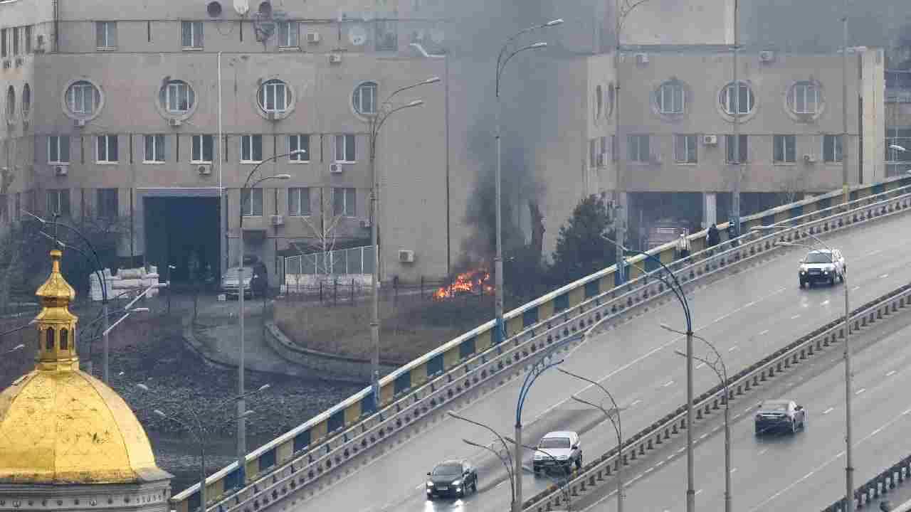 Russia Ukraine War: ರಷ್ಯಾದ 50-ಉಕ್ರೇನ್ನ 40 ಸೈನಿಕರು ಸಾವು; ಯುದ್ಧದ ನಾಡಲ್ಲಿ ಇಲ್ಲಿಯವರೆಗೆ ಆಗಿದ್ದೇನು? Russia Ukraine War: ರಷ್ಯಾದ 50-ಉಕ್ರೇನ್ನ 40 ಸೈನಿಕರು ಸಾವು; ಯುದ್ಧದ ನಾಡಲ್ಲಿ ಇಲ್ಲಿಯವರೆಗೆ ಆಗಿದ್ದೇನು?