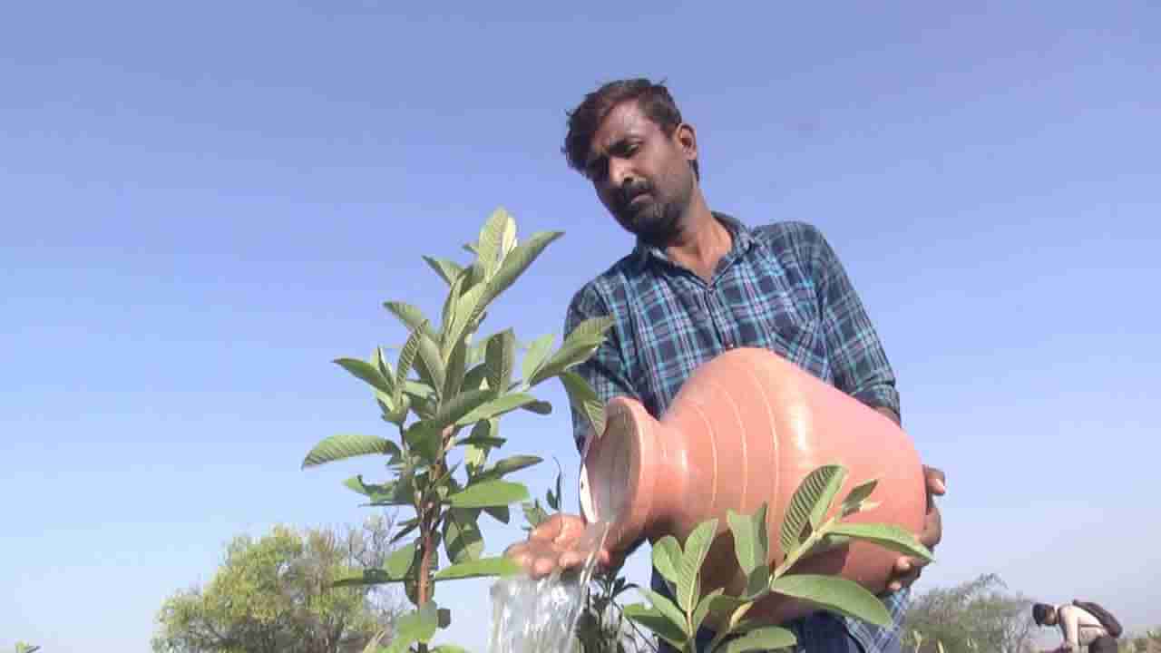 ಕೈ ತುಂಬ ಸಂಬಳ ತರುವ ಕೆಲಸ ಬಿಟ್ಟು ಒಂದು ವರ್ಷದಲ್ಲಿ ಏಕಾಂಗಿಯಾಗಿ ಬಾವಿ ತೋಡಿ ಬಂಗಾರ ಬೆಳೆದ ಎಂಟೆಕ್ ಪದವೀಧರ!